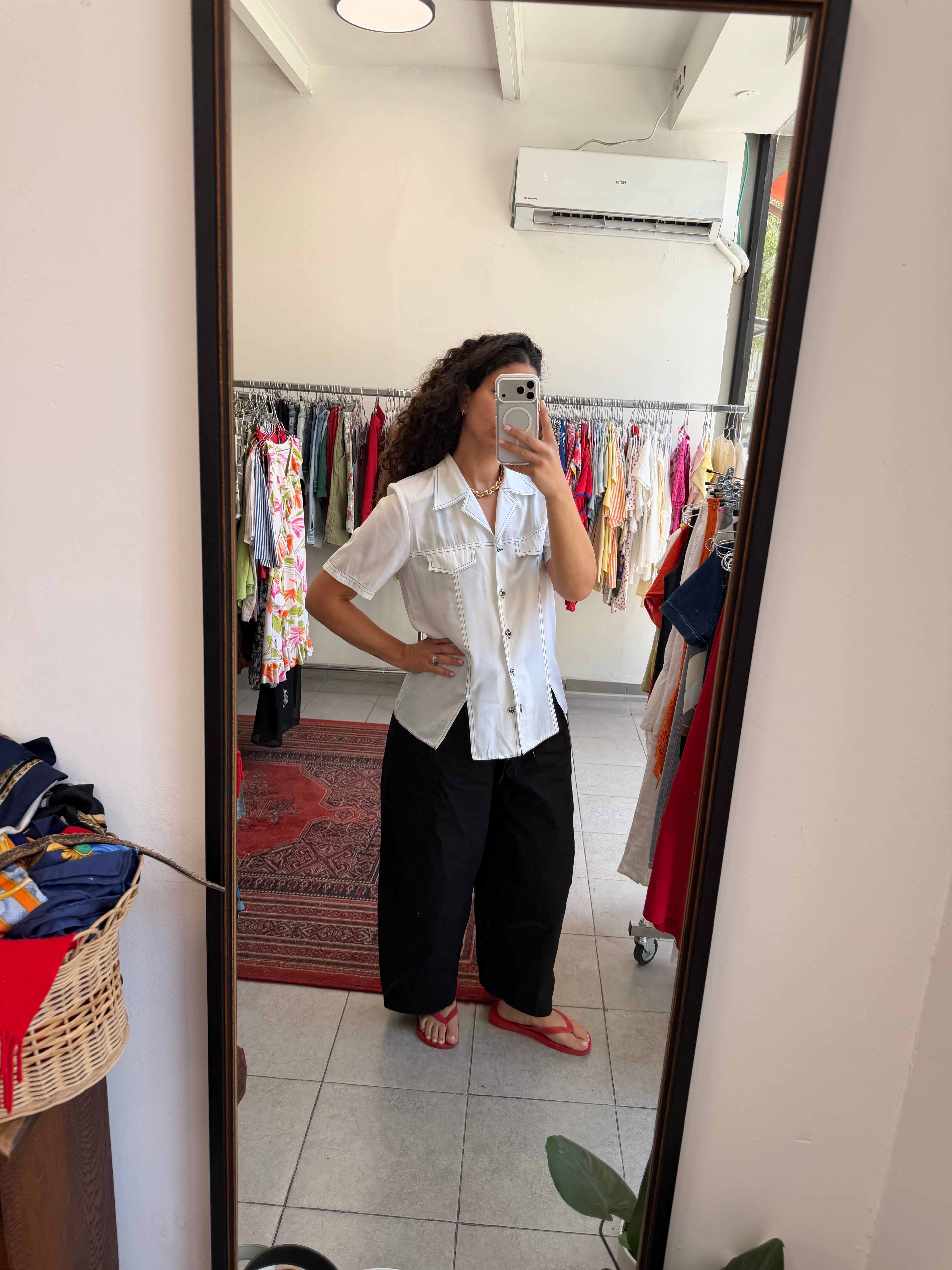מכופתרת קצרה לבנה עם תפירה שחורה M-L