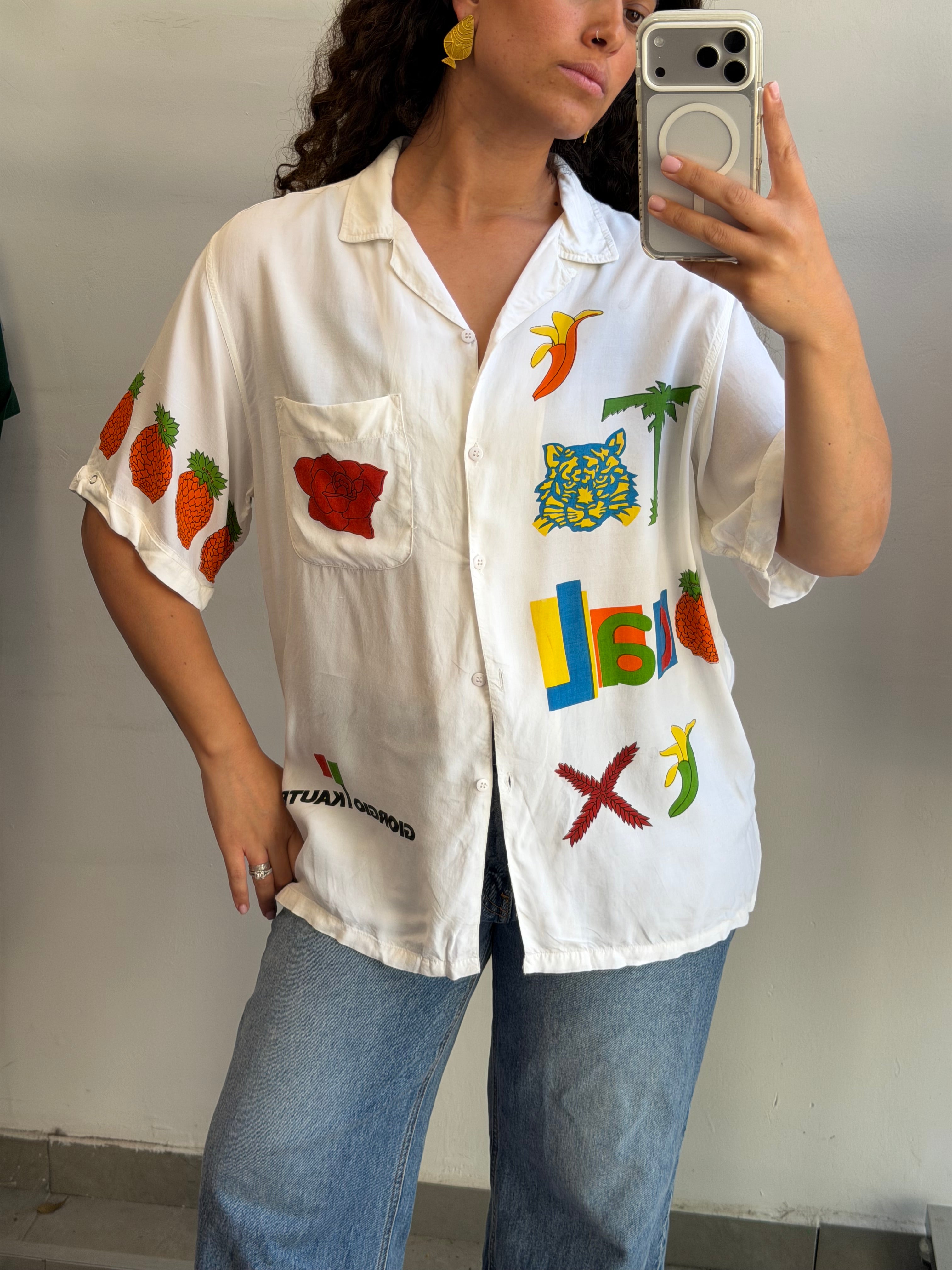 חולצה מכופתרת לבנה עם איורים קיציים L-XL