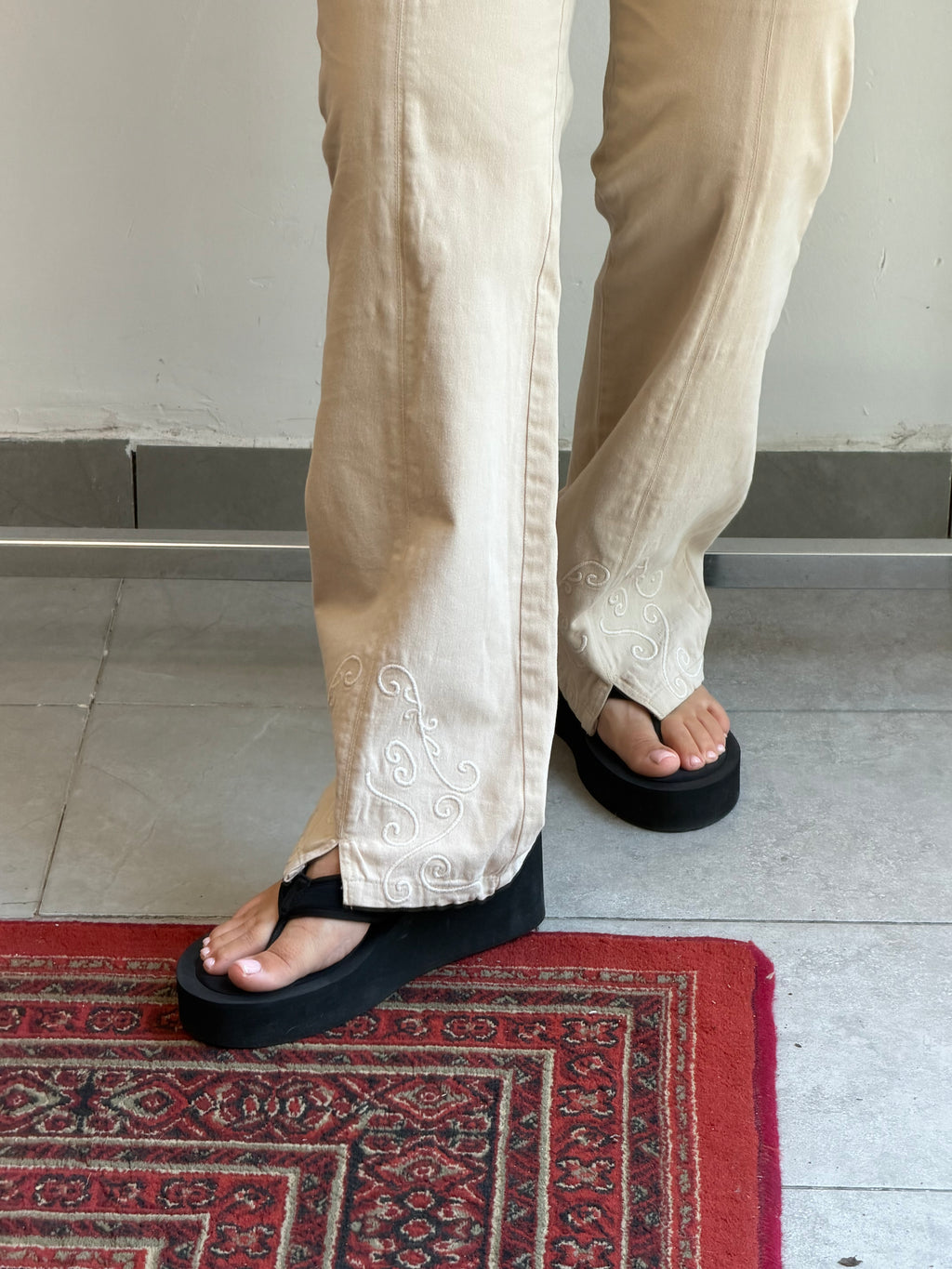 מכנס ארוך בצבע בז׳ עם רקמה בסיומת 42