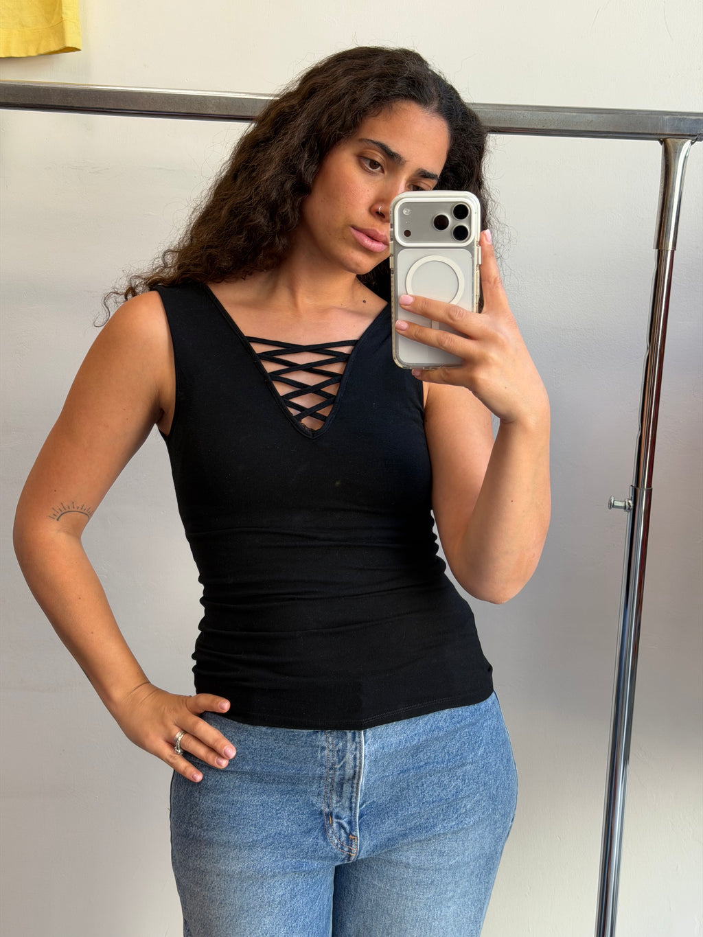 גופייה שחורה עם מפתח מיוחד S