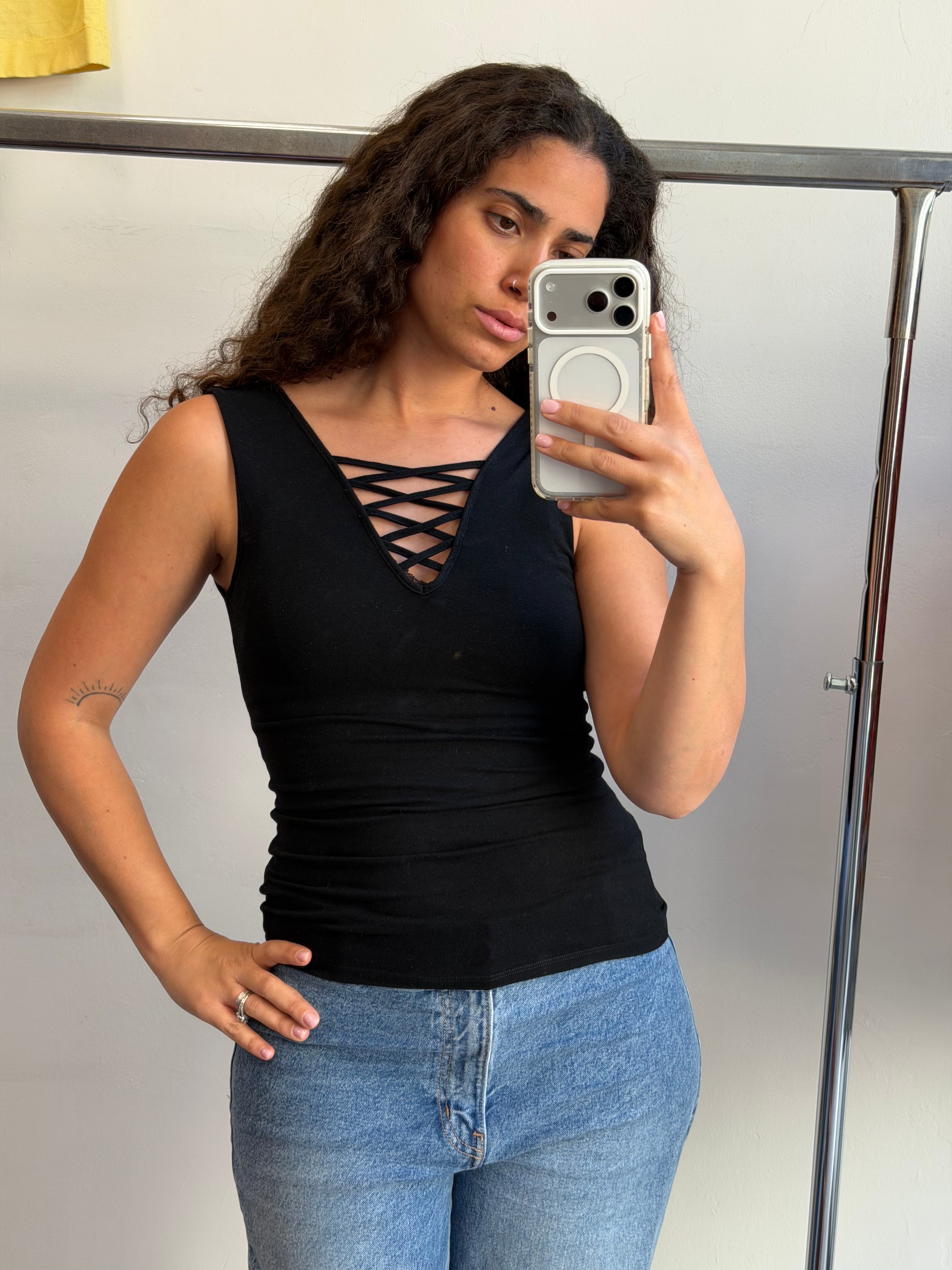גופייה שחורה עם מפתח מיוחד S