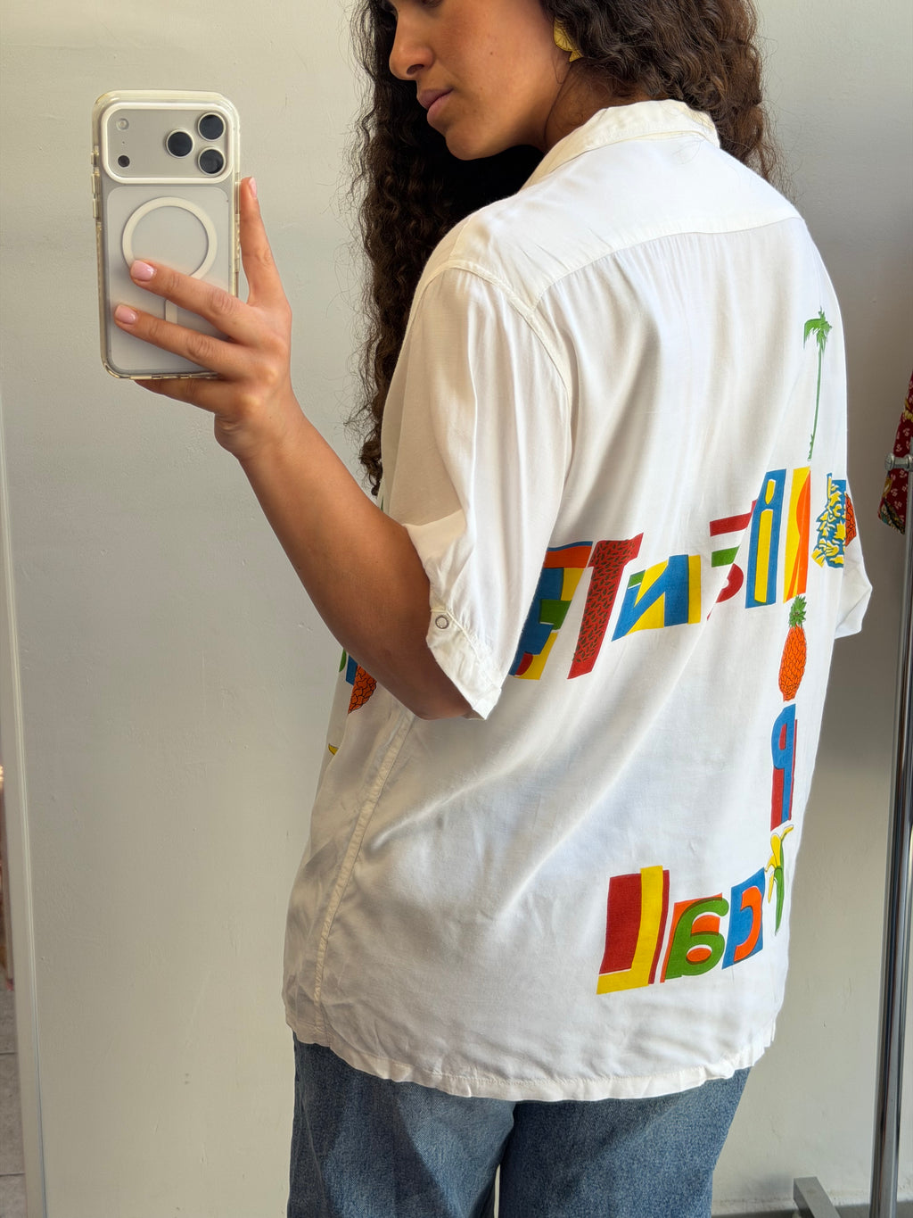 חולצה מכופתרת לבנה עם איורים קיציים L-XL