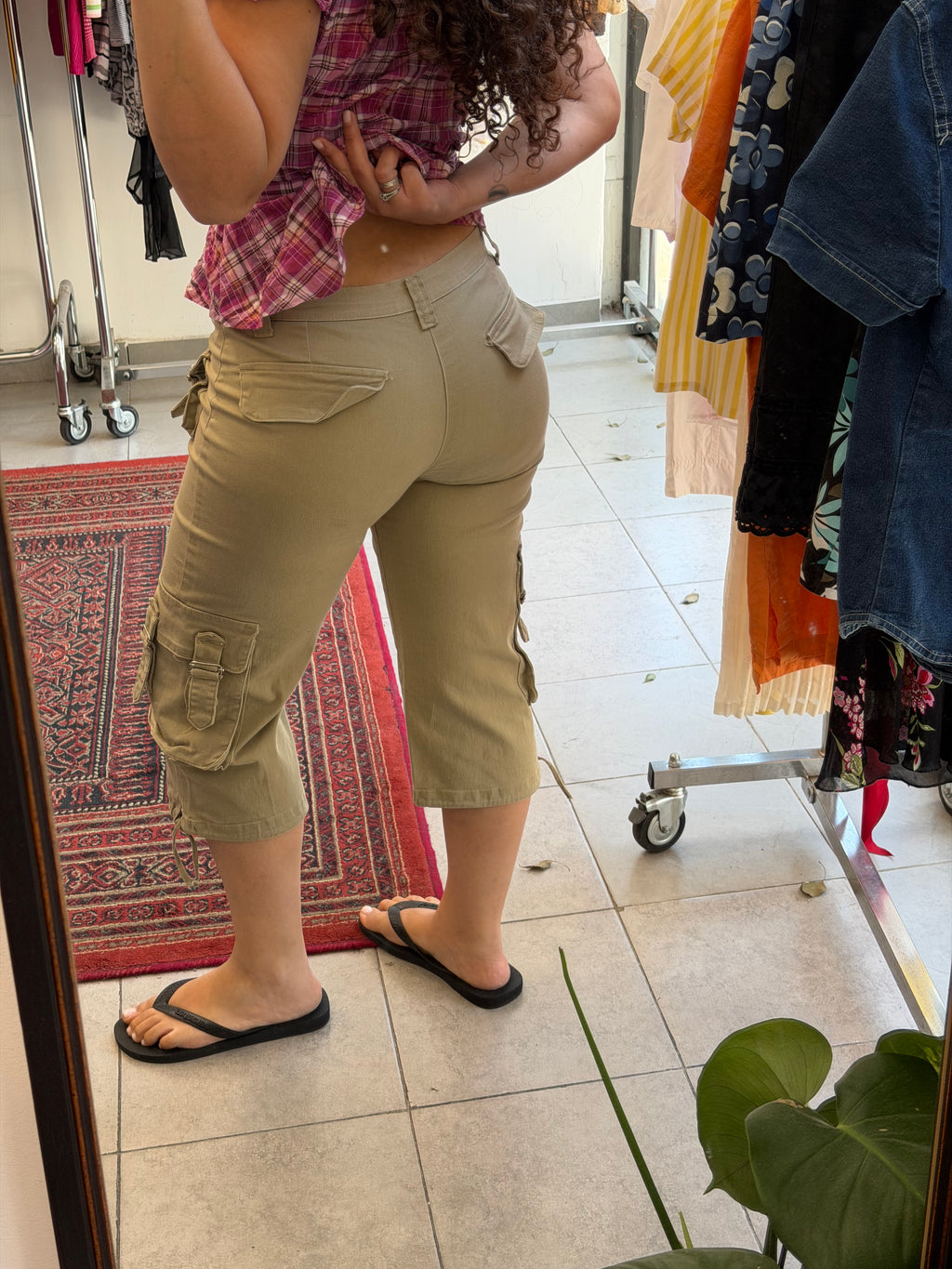 מכנס קפרי בצבע בז׳