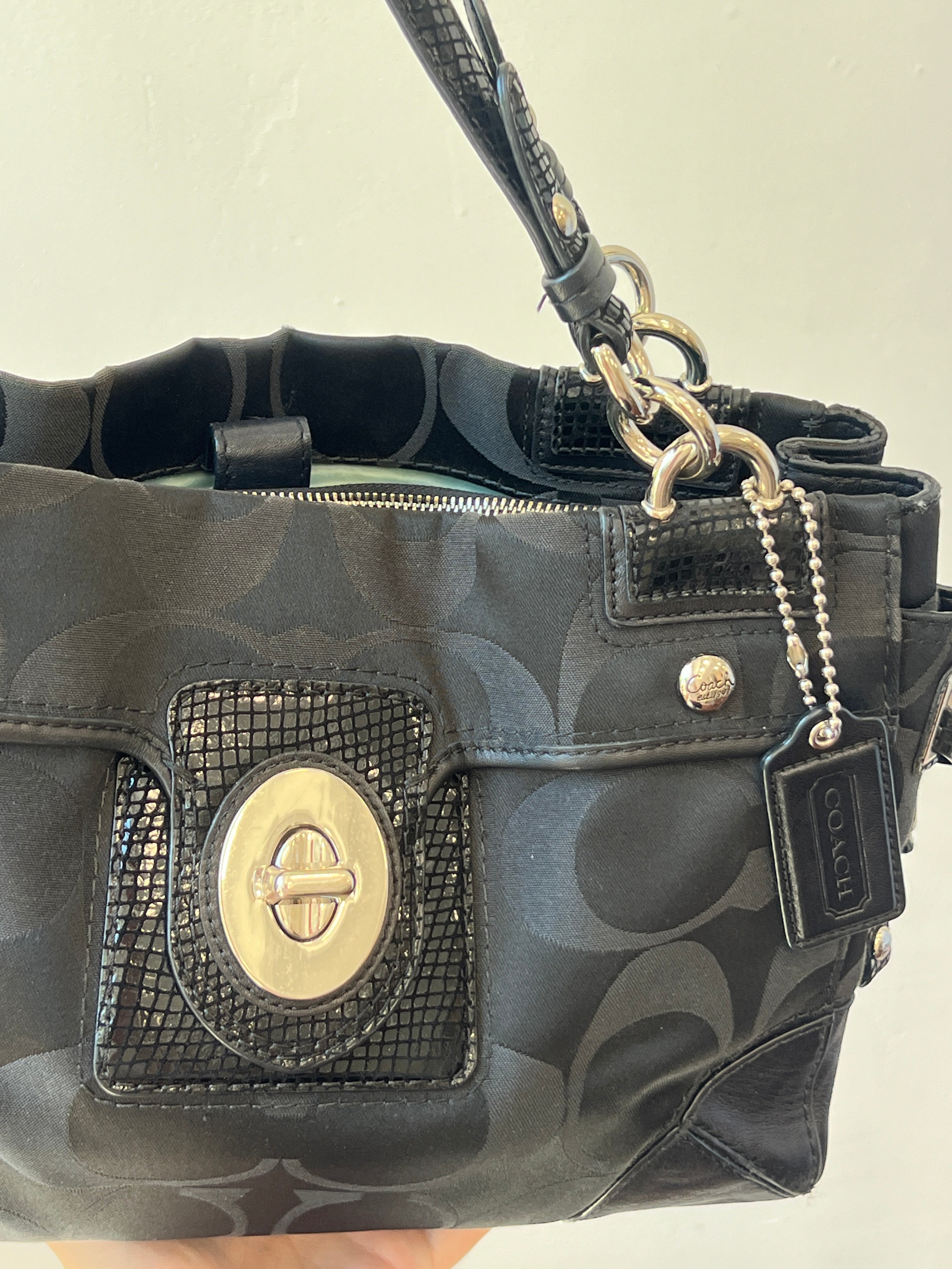 Coach Phython
Signature Satchel Jacquard Leather in Black