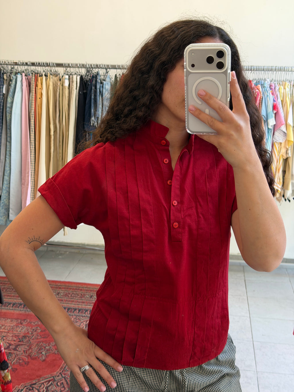 חולצה קצרה בצבע בורדו עם כפתורים עד M