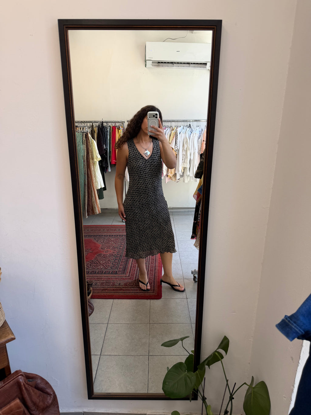 שמלה מידי שחורה עם הדפס אסימטרי L