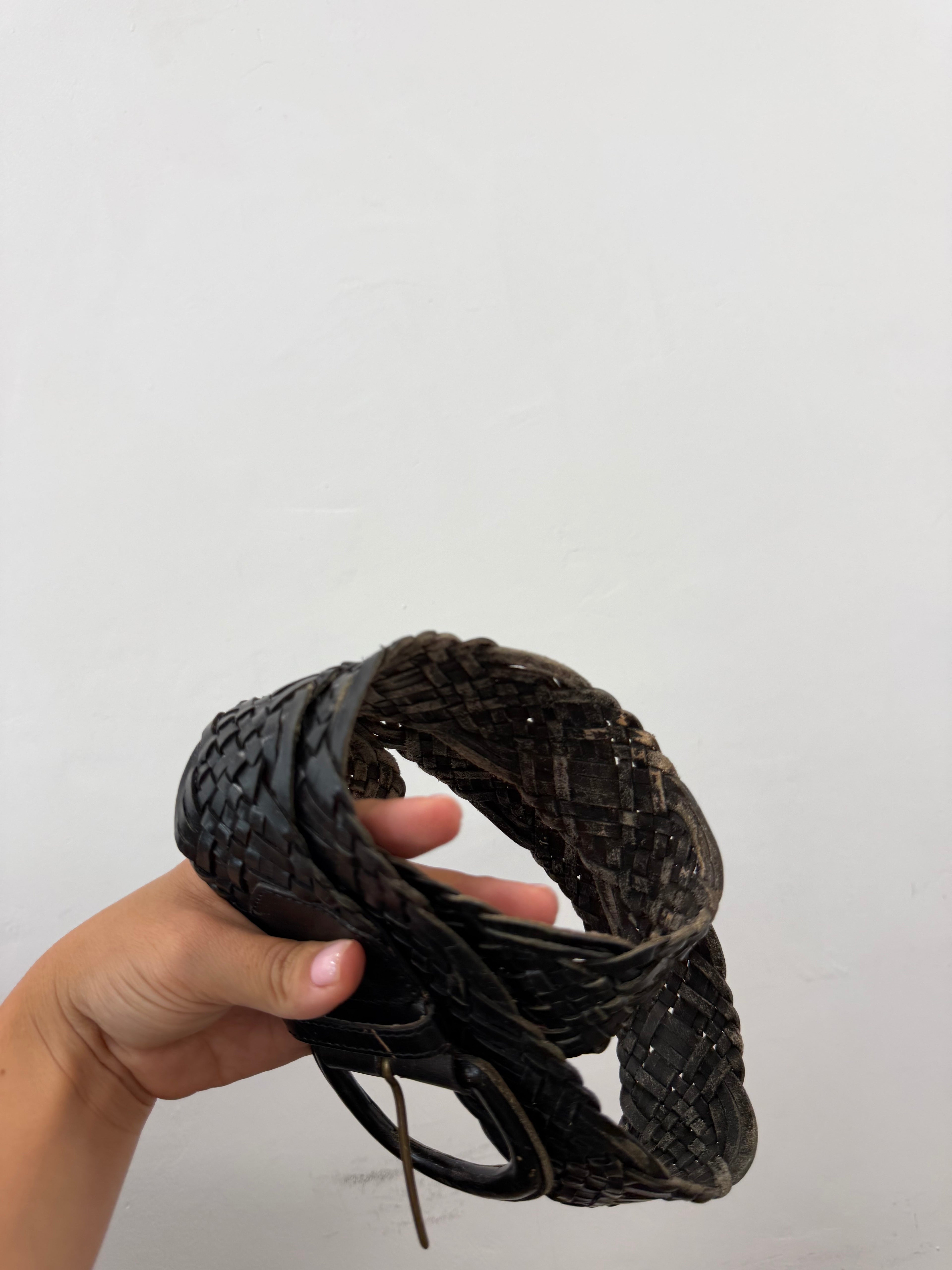 חגורת עור שחורה בסגנון קלוע