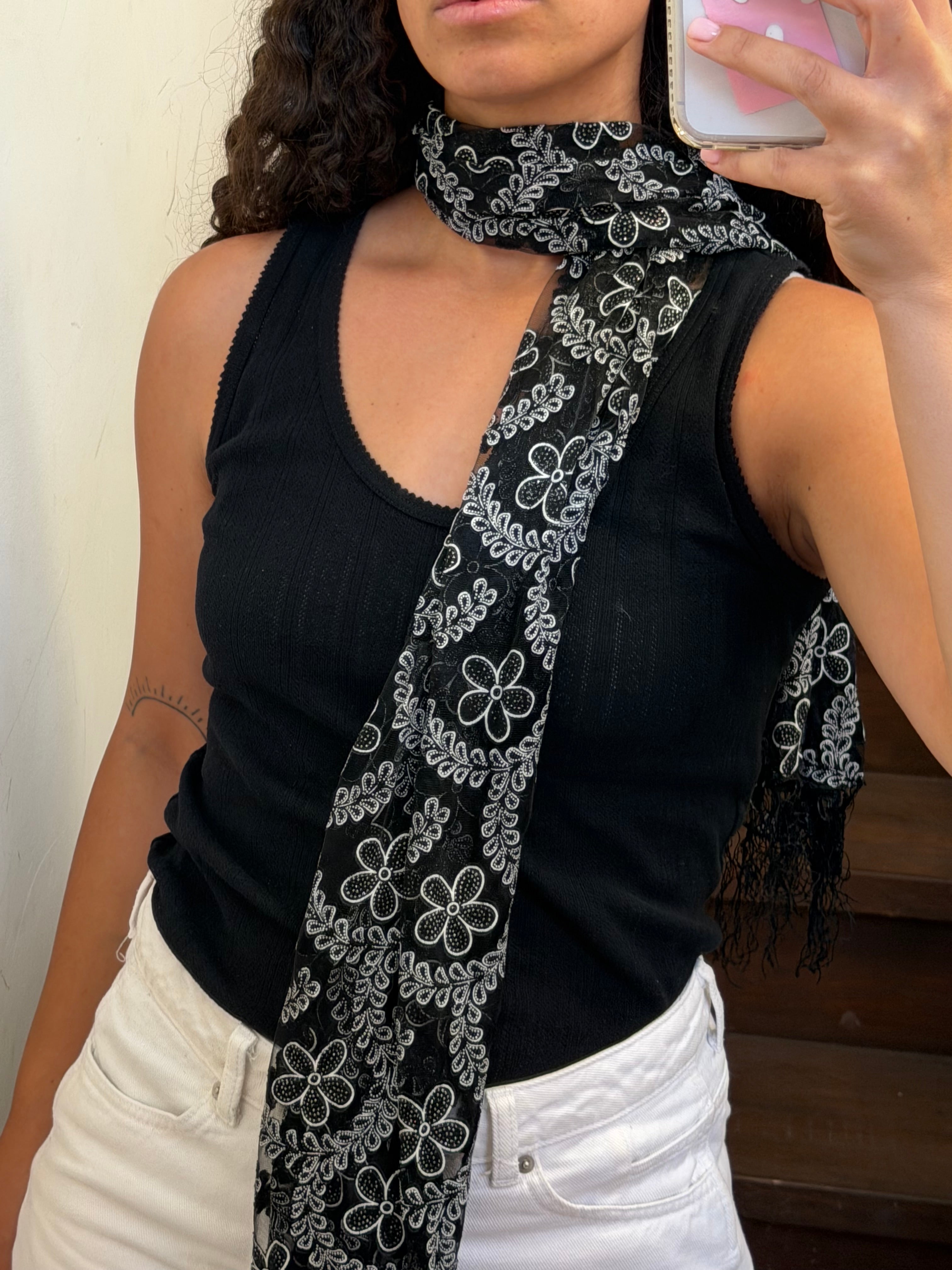 צעיף שחור שקפקף עם עיטורים