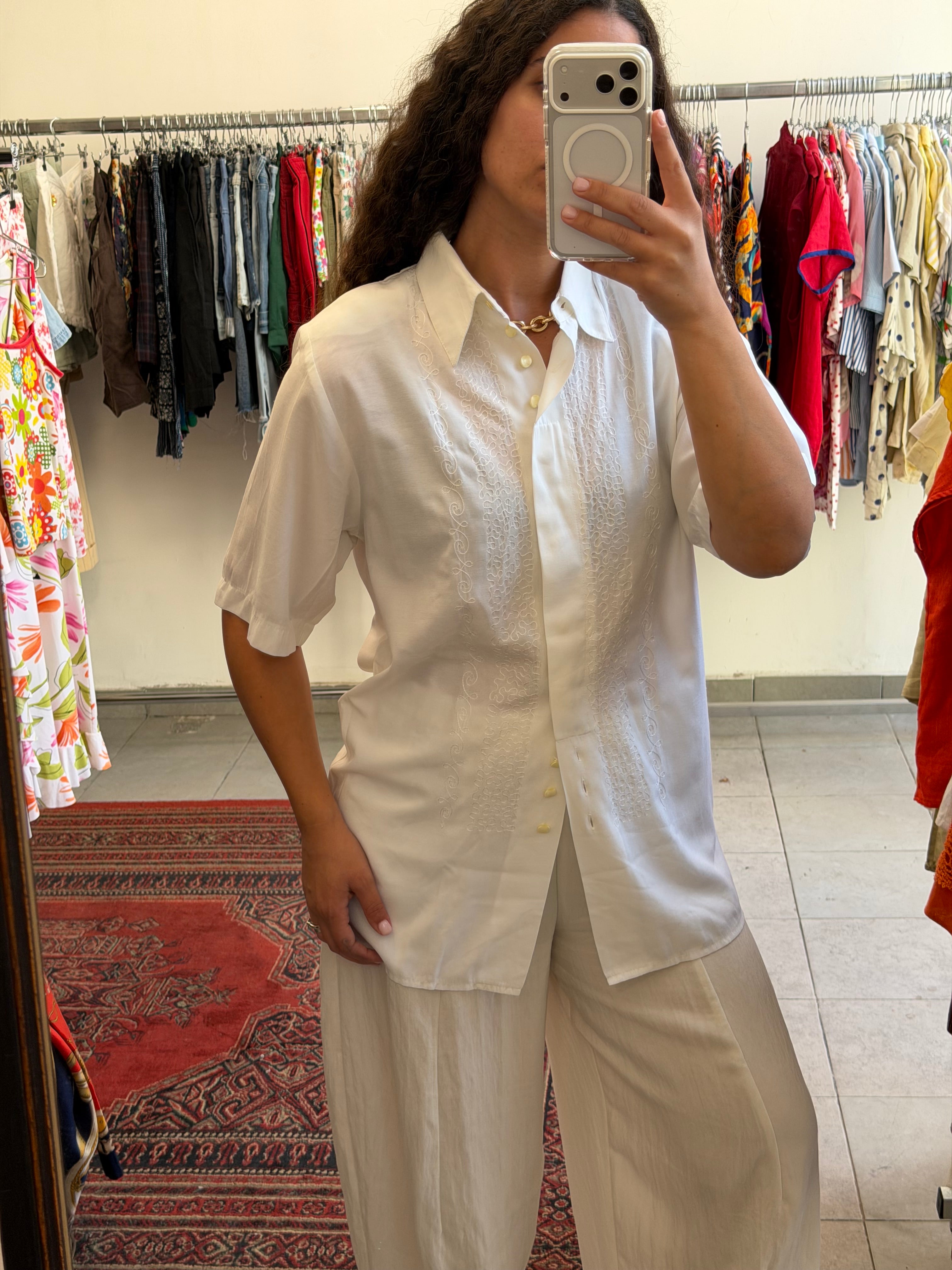 חולצה לבנה מכופתרת עם כפתורים אסימטרים L-XL