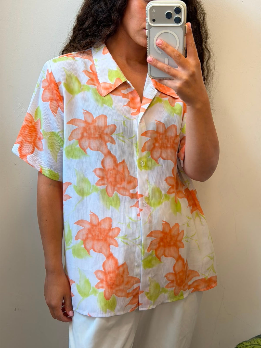 מכופתרת קצרה לבנה עם פרחים כתומים L-XL
