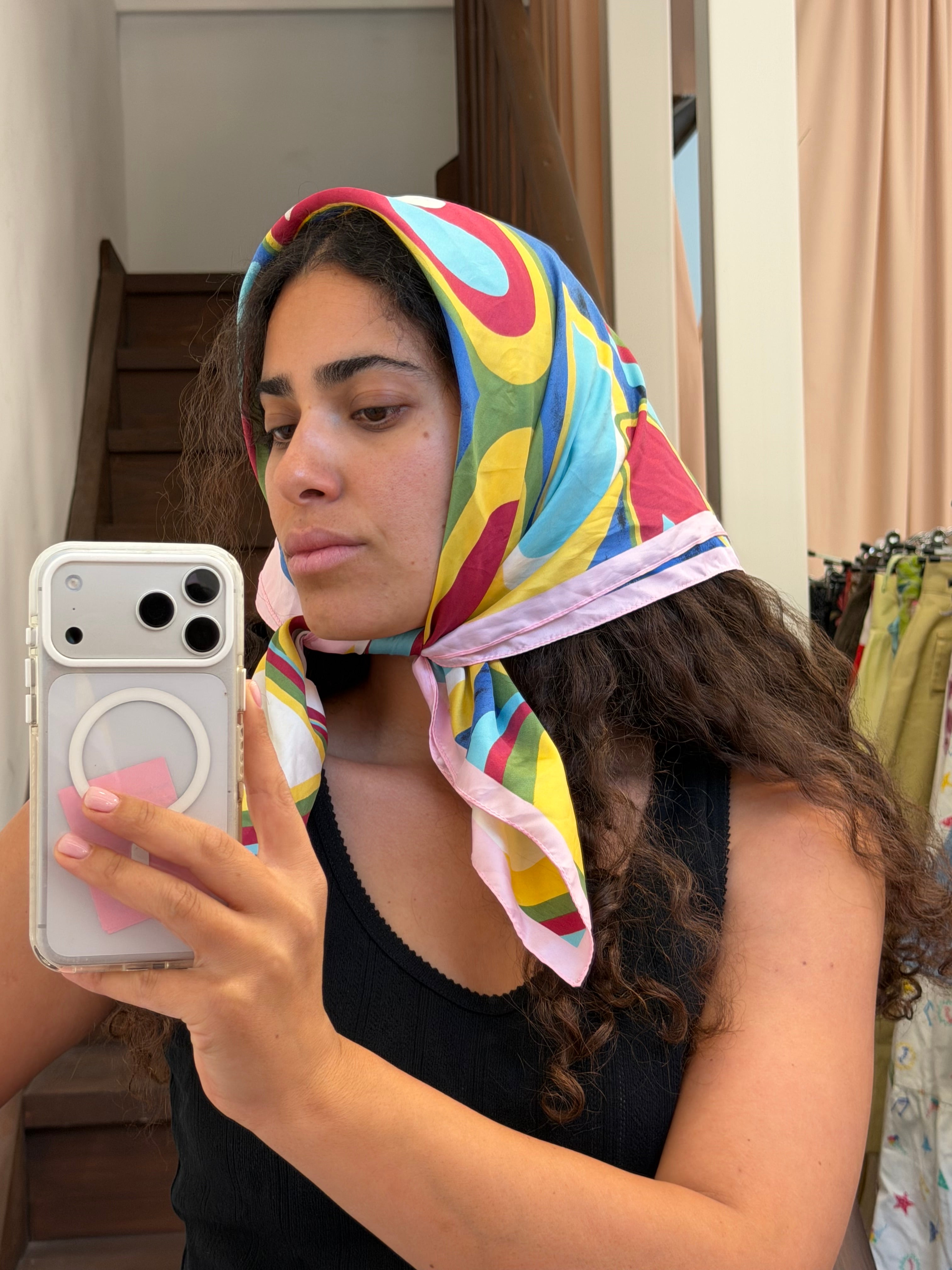 מטפחת צבעונית קטנה