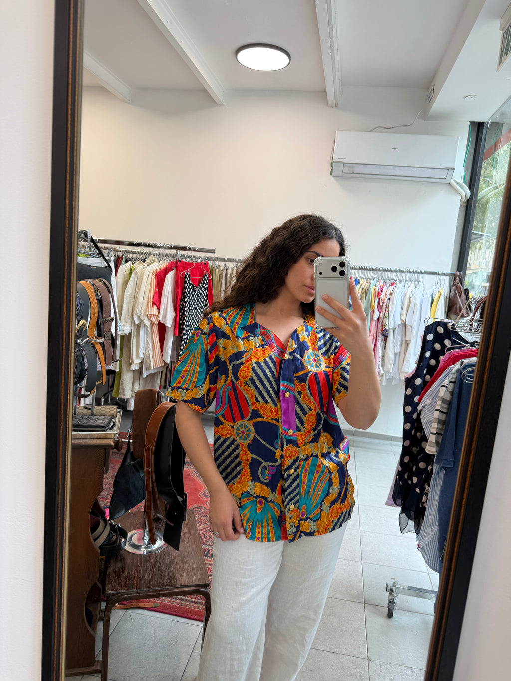 חולצה קצרה צבעונית מכופתרת בכפתורים זהובים עד L