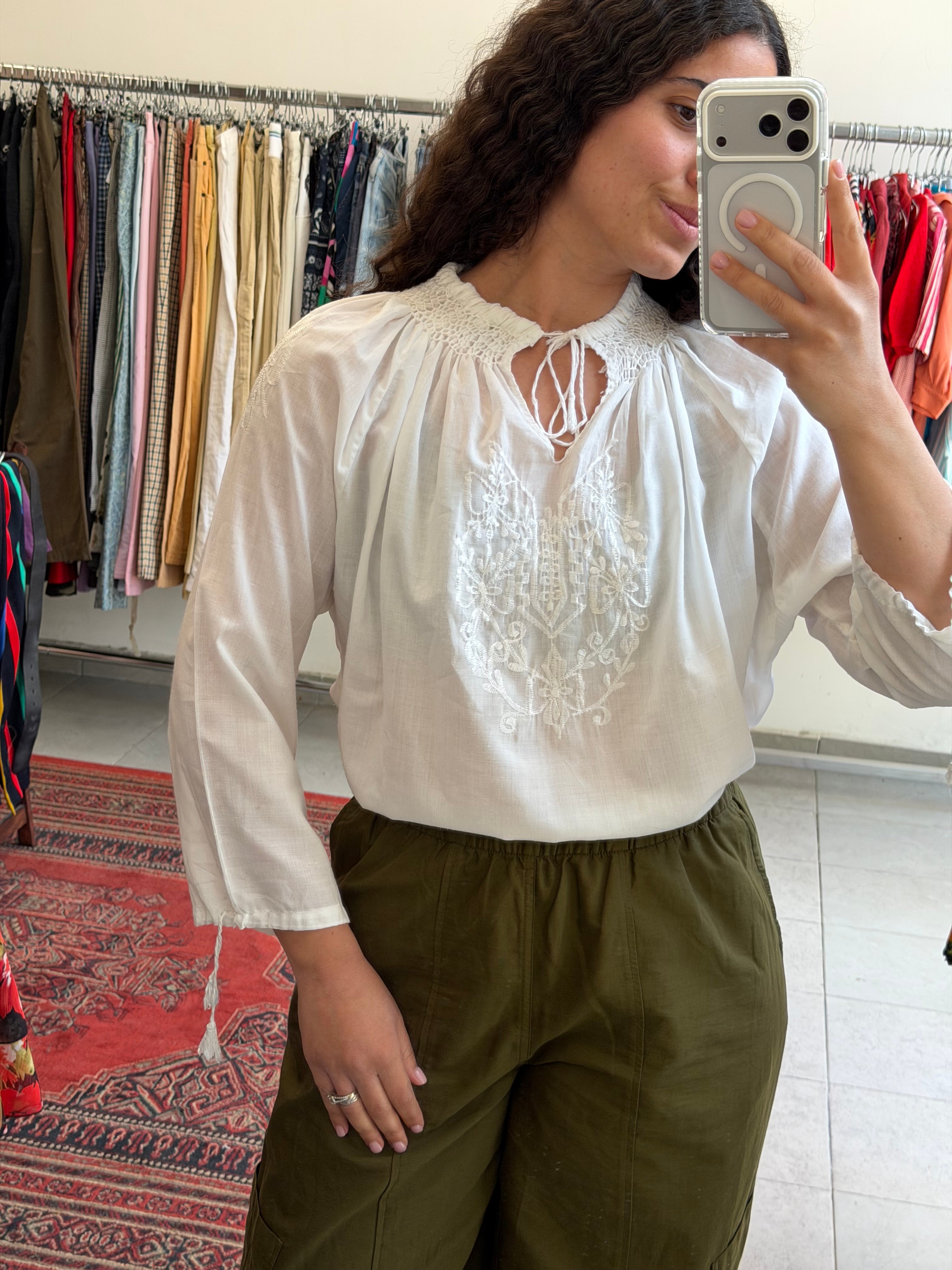 חולצה לבנה ארוכה עם רקמה וקשירה L