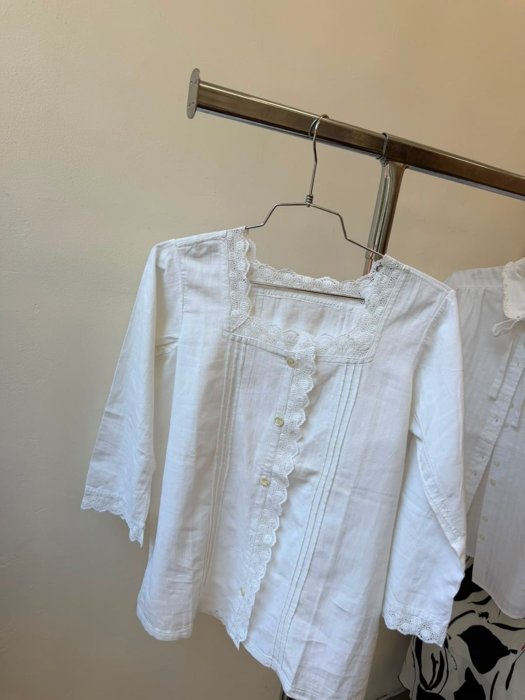 White Botton-up long sleeve shirt M-L