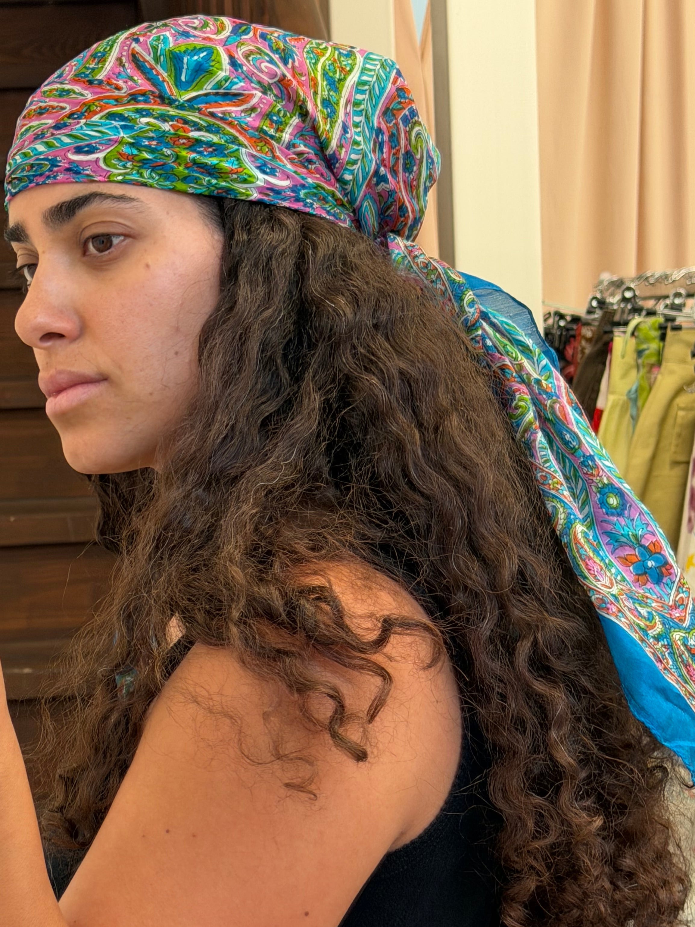 מטפחת משי בצבעי כחול-סגול-ירוק