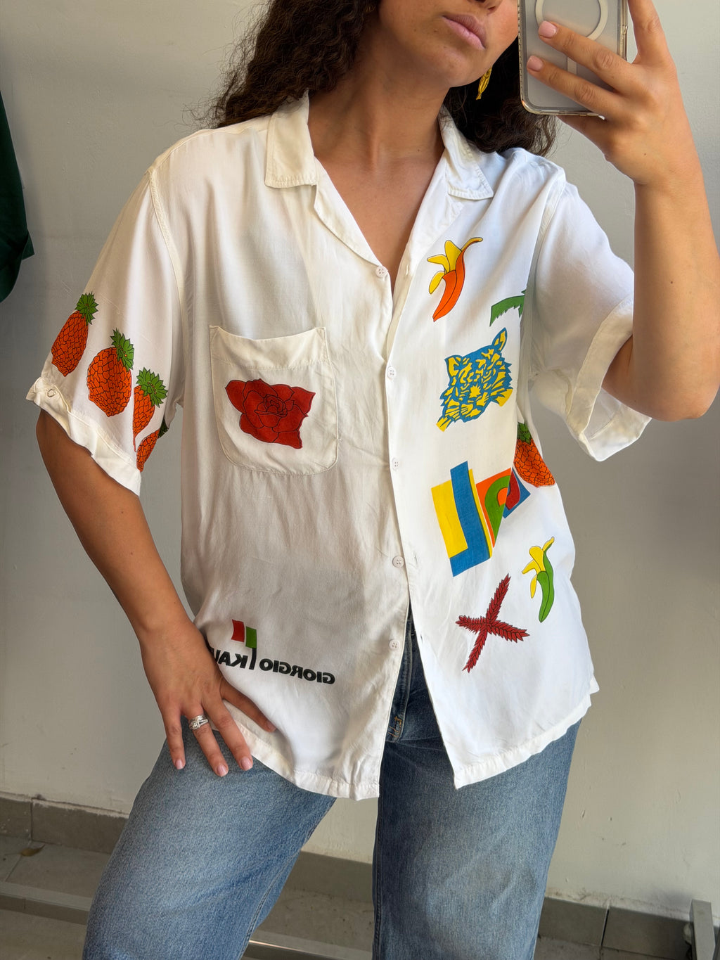 חולצה מכופתרת לבנה עם איורים קיציים L-XL