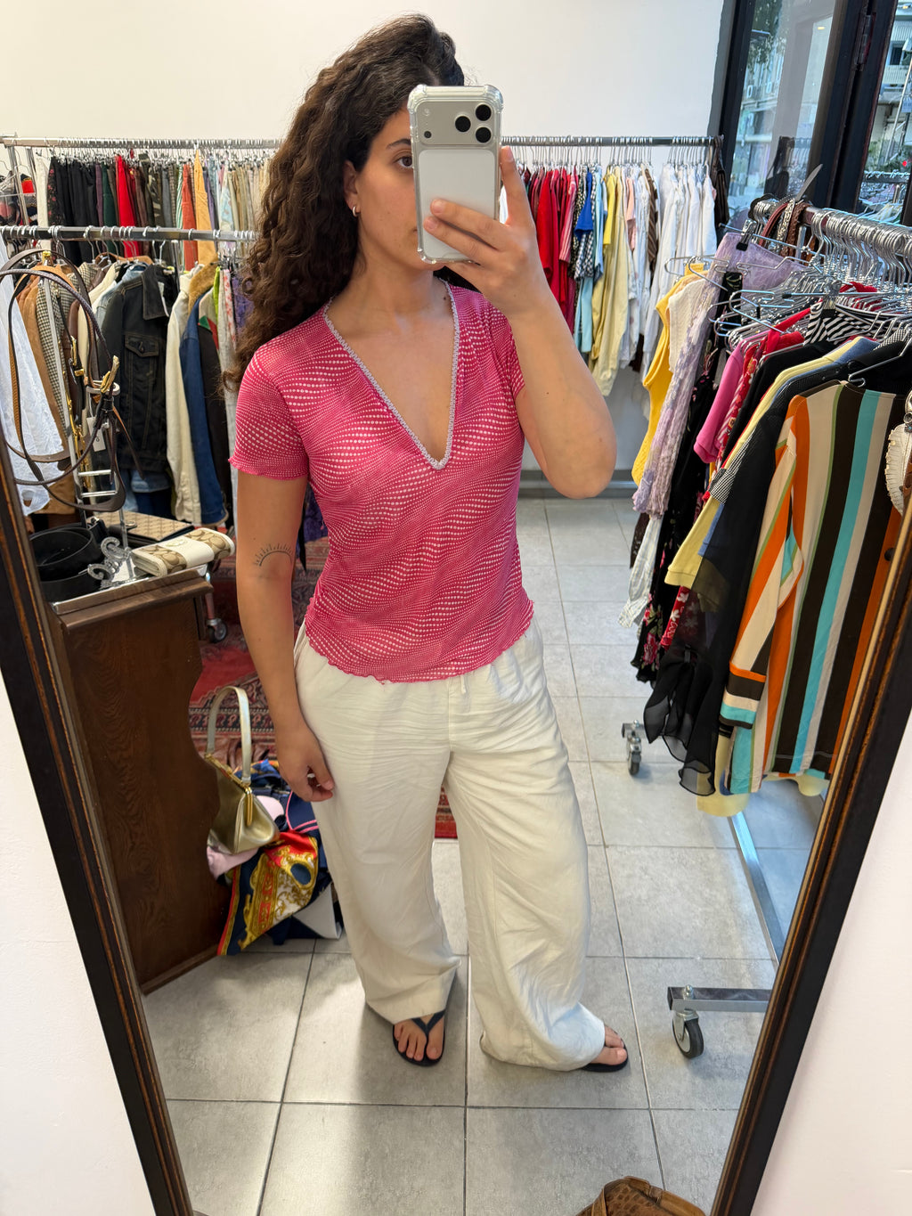 חולצה קצרה ורודה עם נקודות ומפתח וי M-L