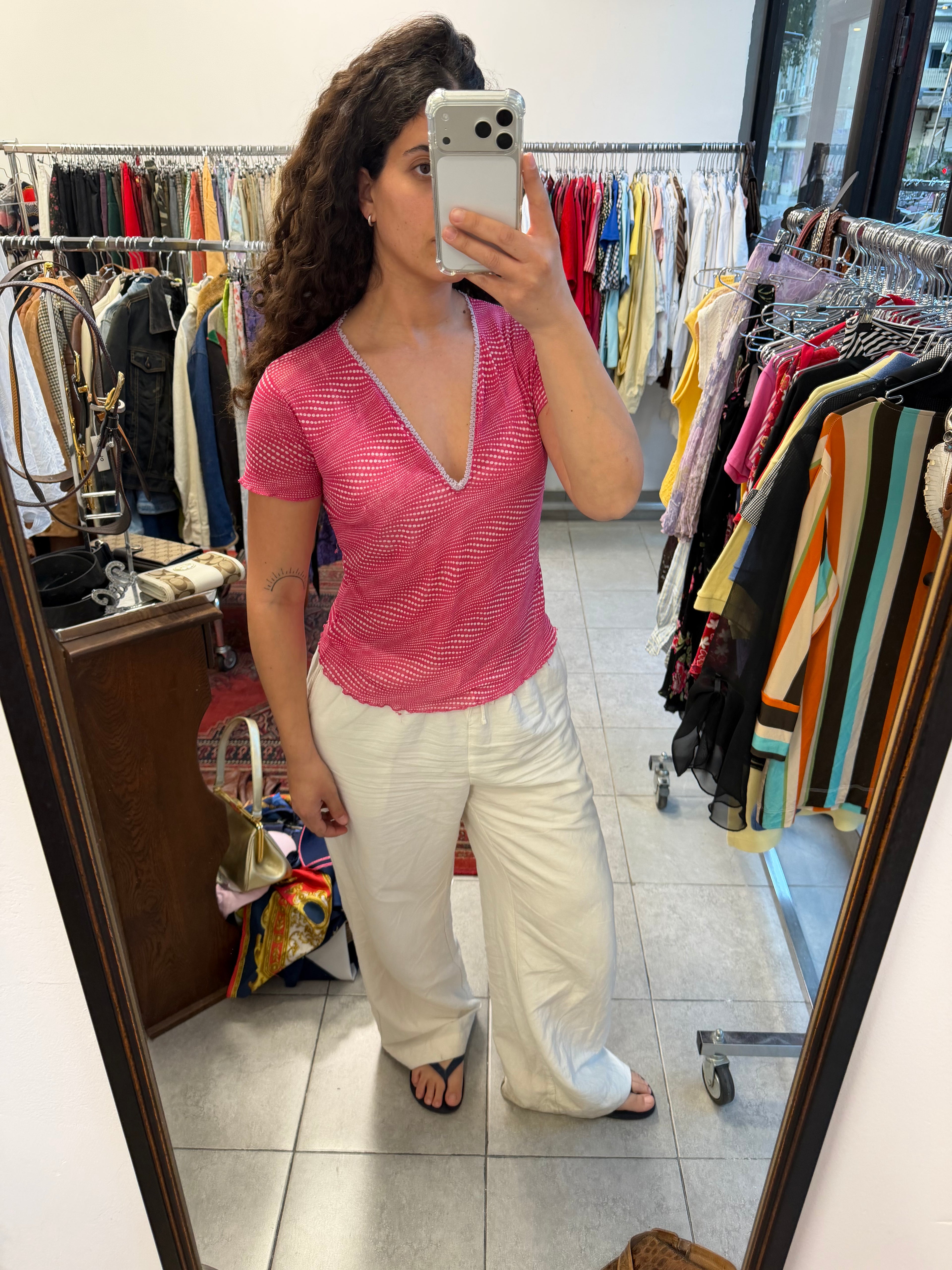 חולצה קצרה ורודה עם נקודות ומפתח וי M-L