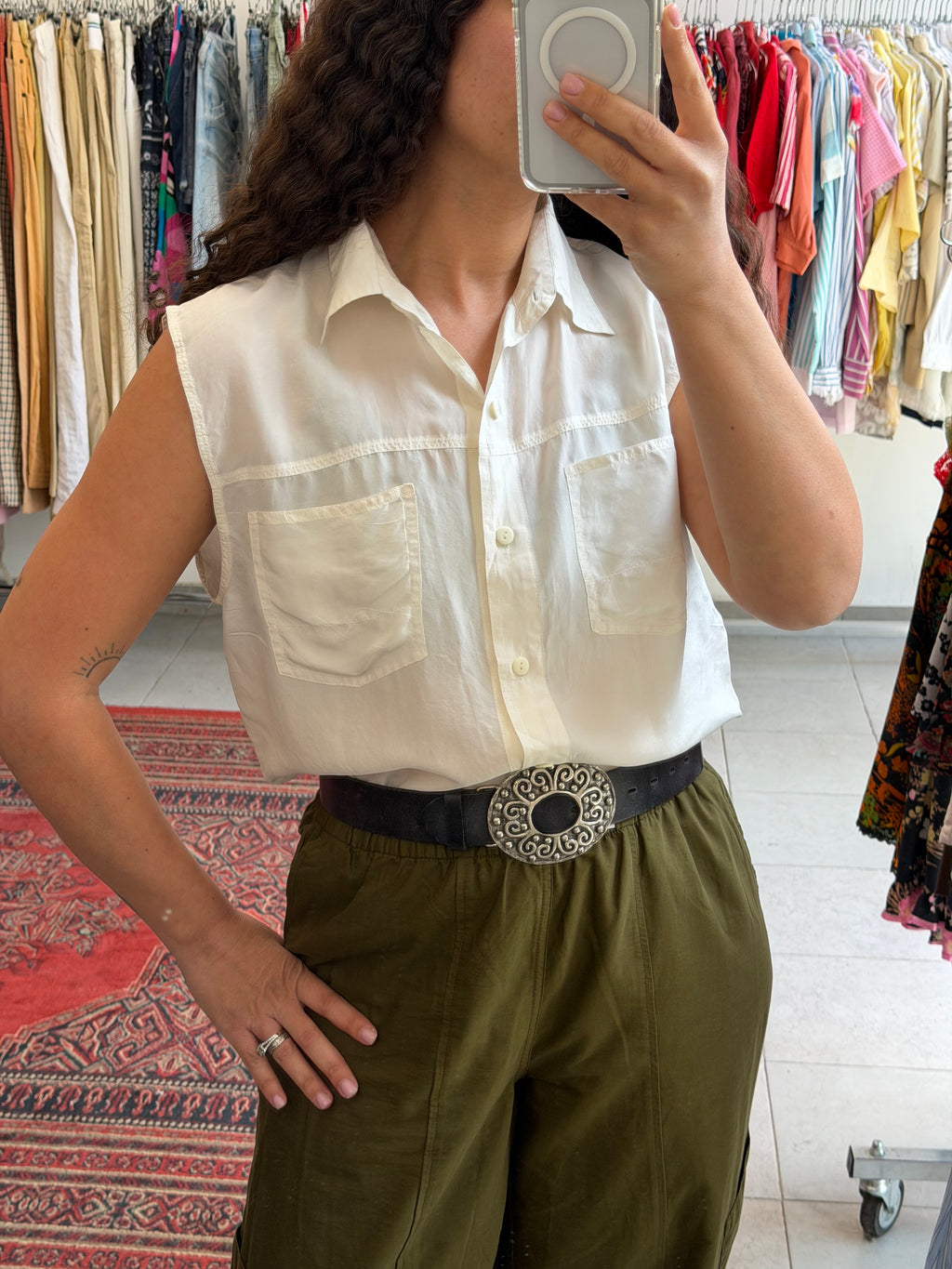 גופיית משי מכופתרת לבנה עם כיסים M-L