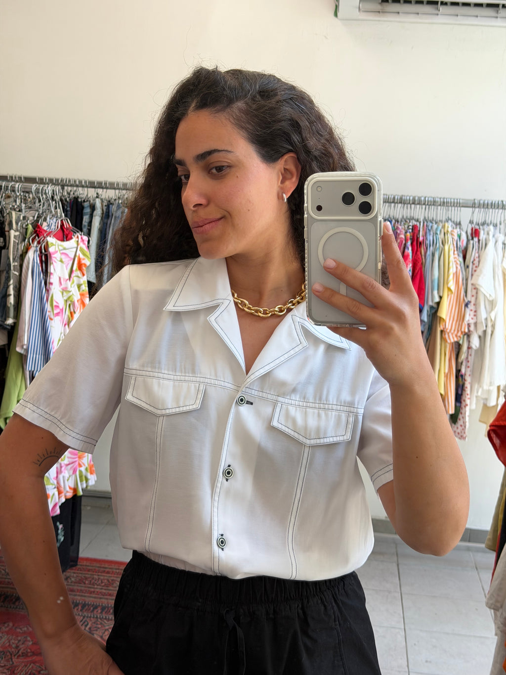 מכופתרת קצרה לבנה עם תפירה שחורה M-L