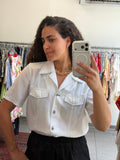 מכופתרת קצרה לבנה עם תפירה שחורה M-L