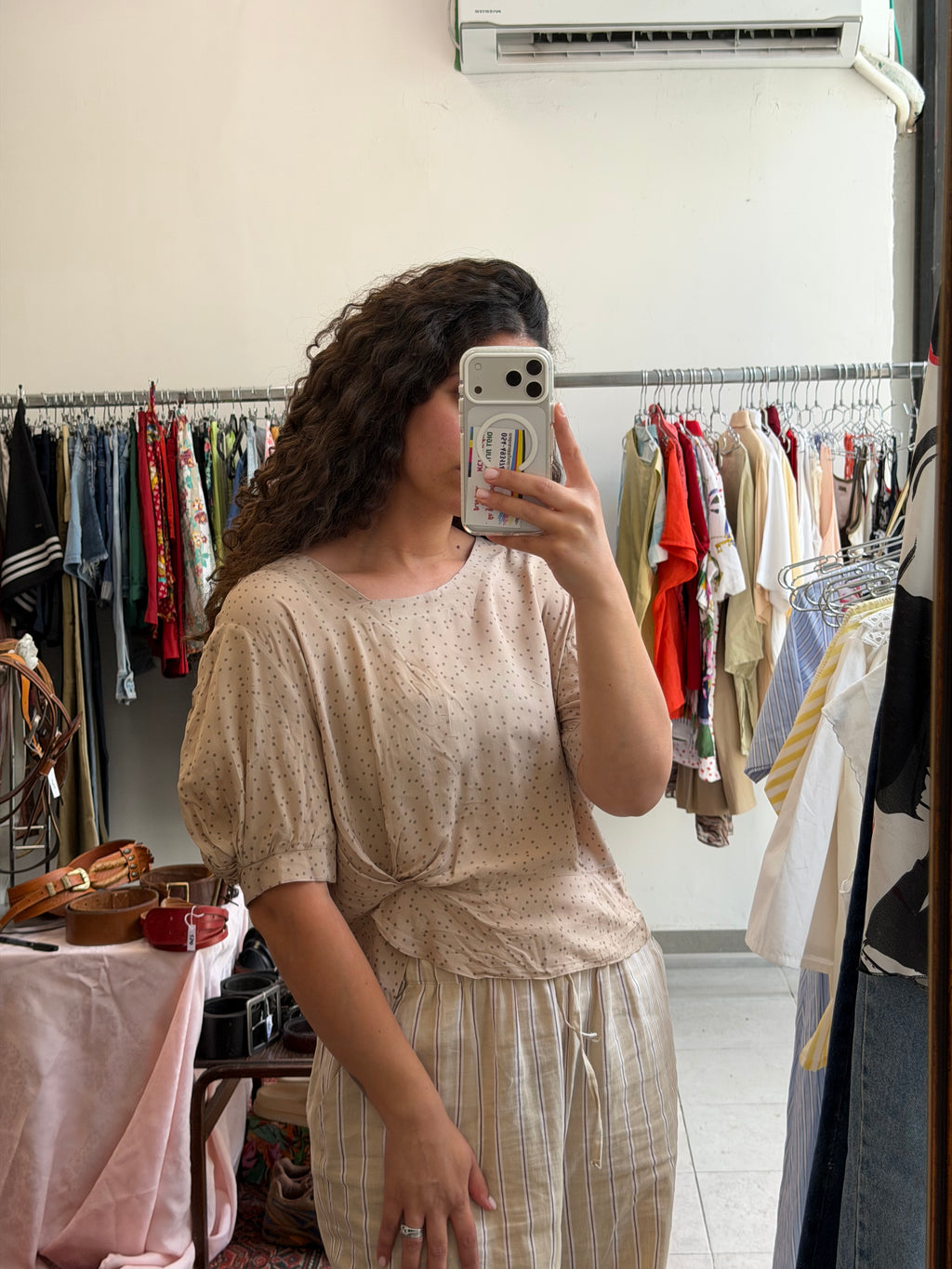 חולצה קצרה בצבע בז׳ עם נקודות וכפתורים זהובים בגב M