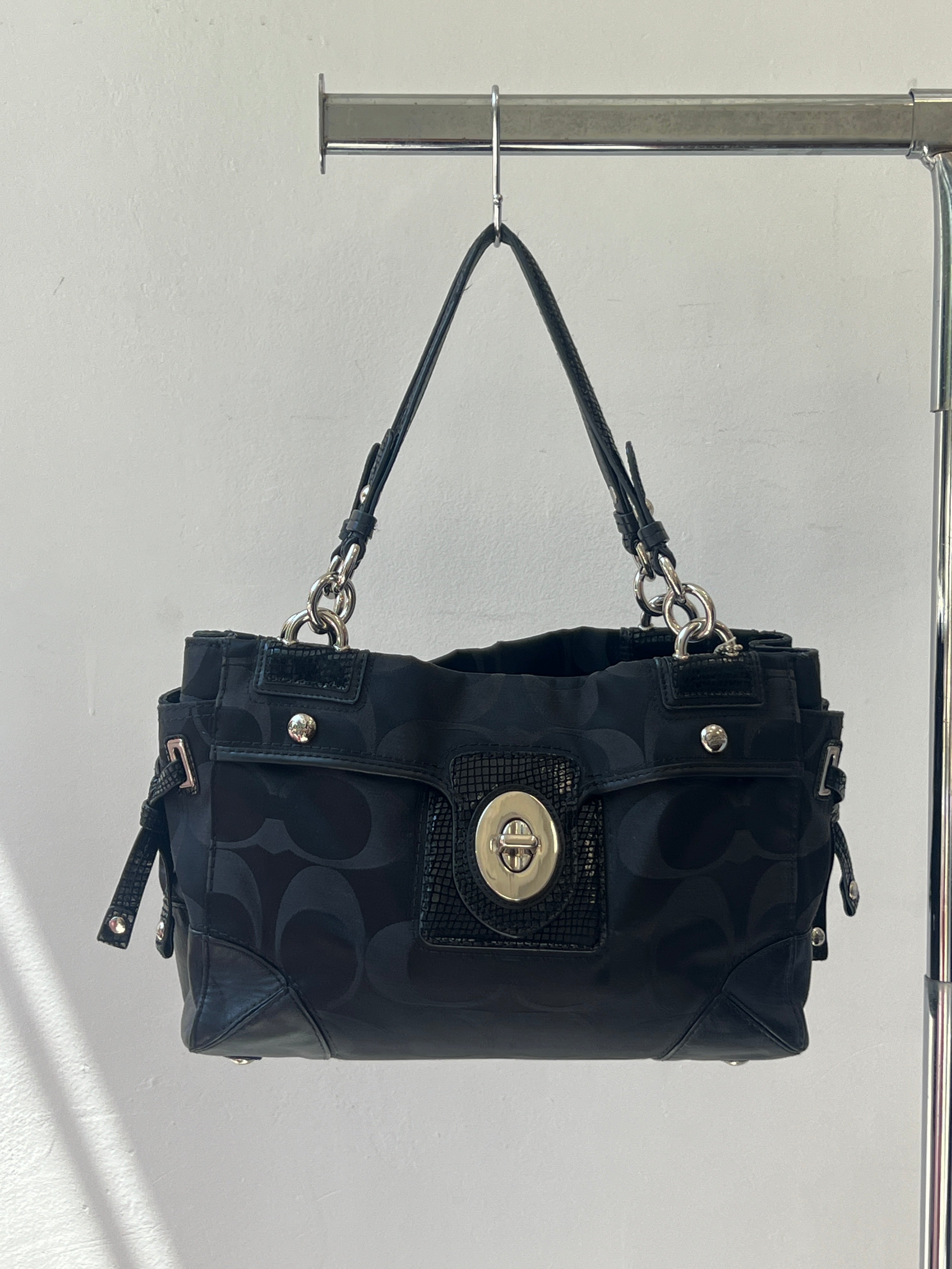 Coach Phython
Signature Satchel Jacquard Leather in Black