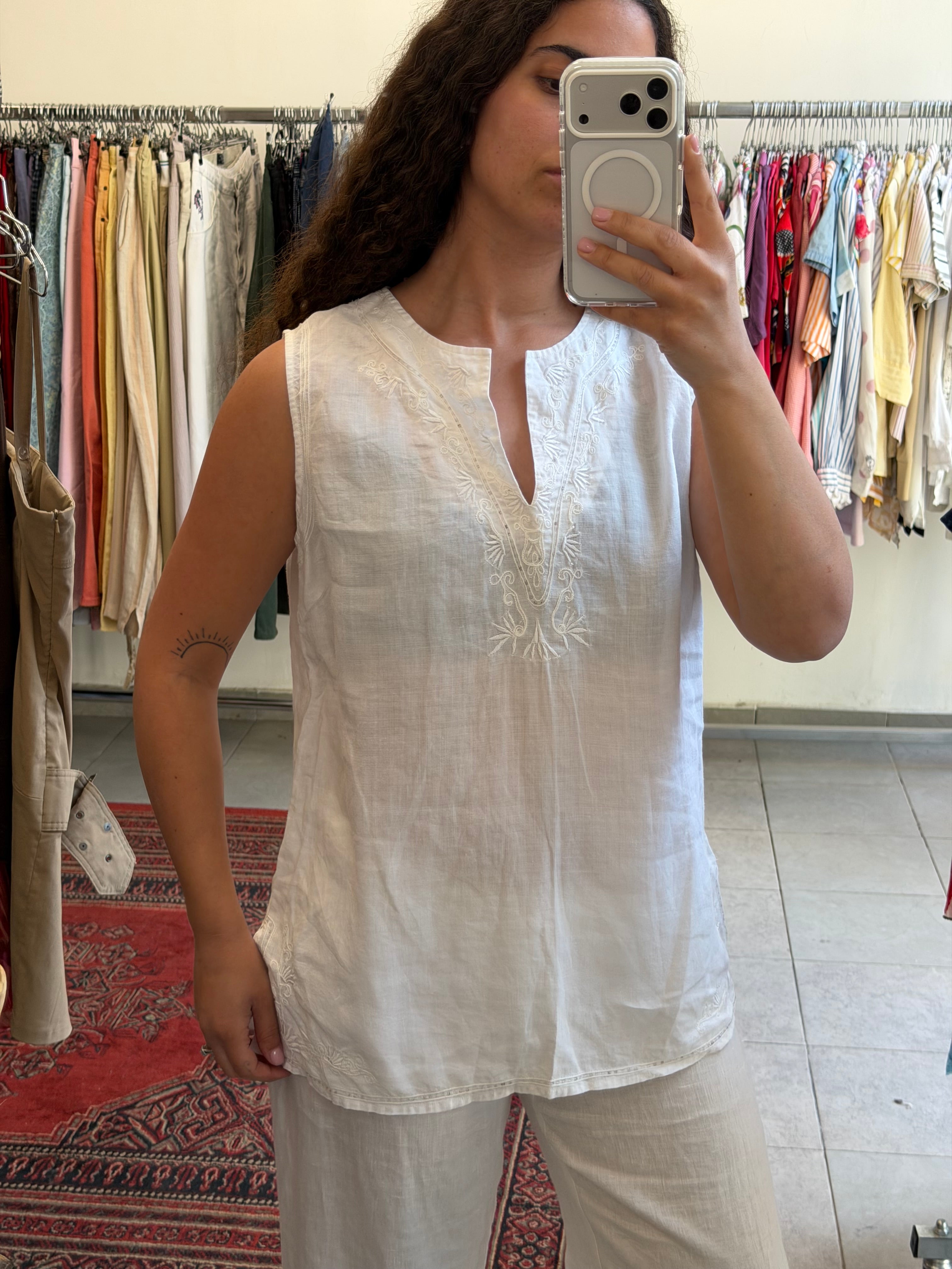 גופיית פשתן לבנה עם מפתח וי ודיטיילז חרוזים ורקמה תתאים עד L
