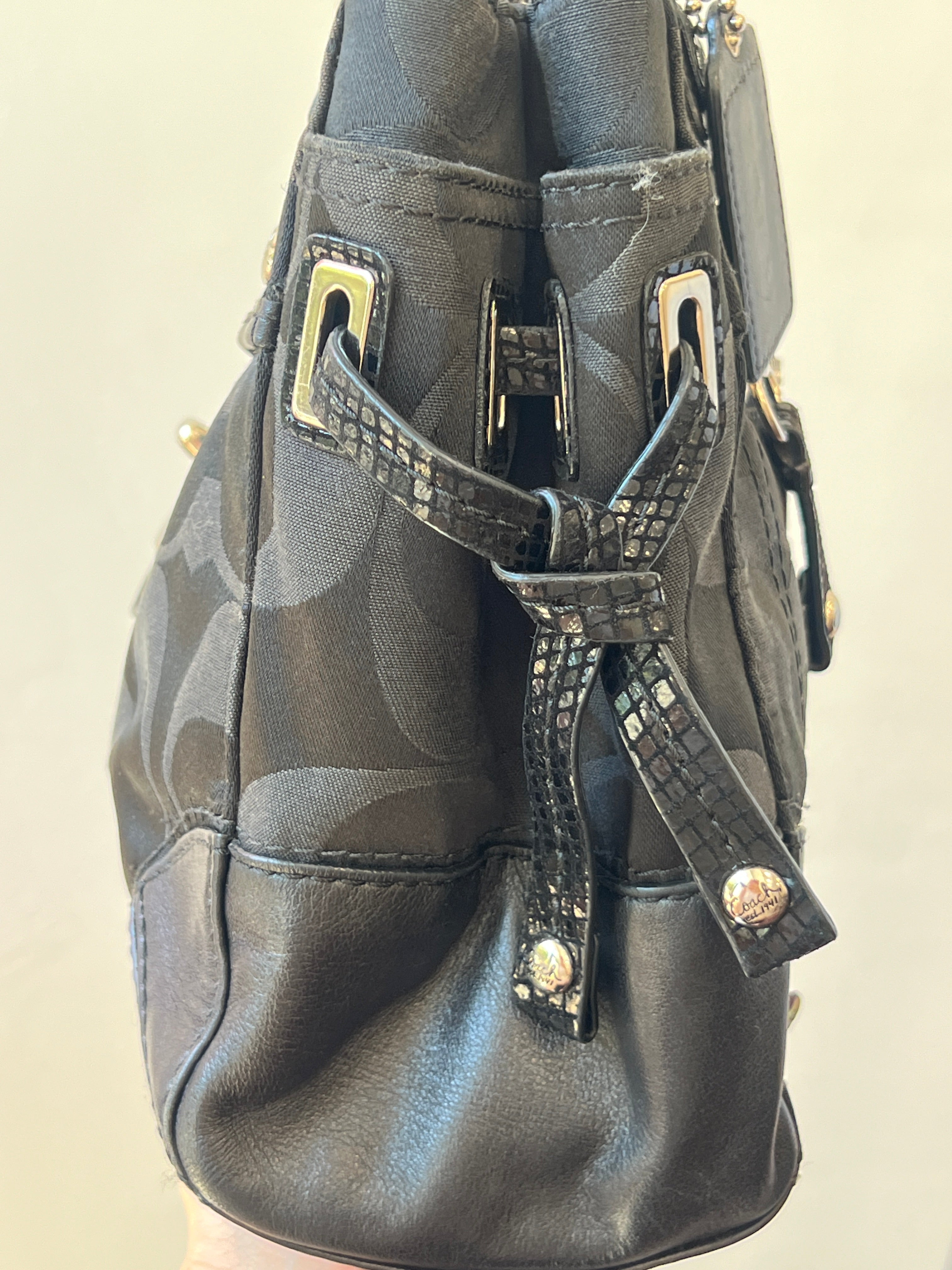 Coach Phython
Signature Satchel Jacquard Leather in Black