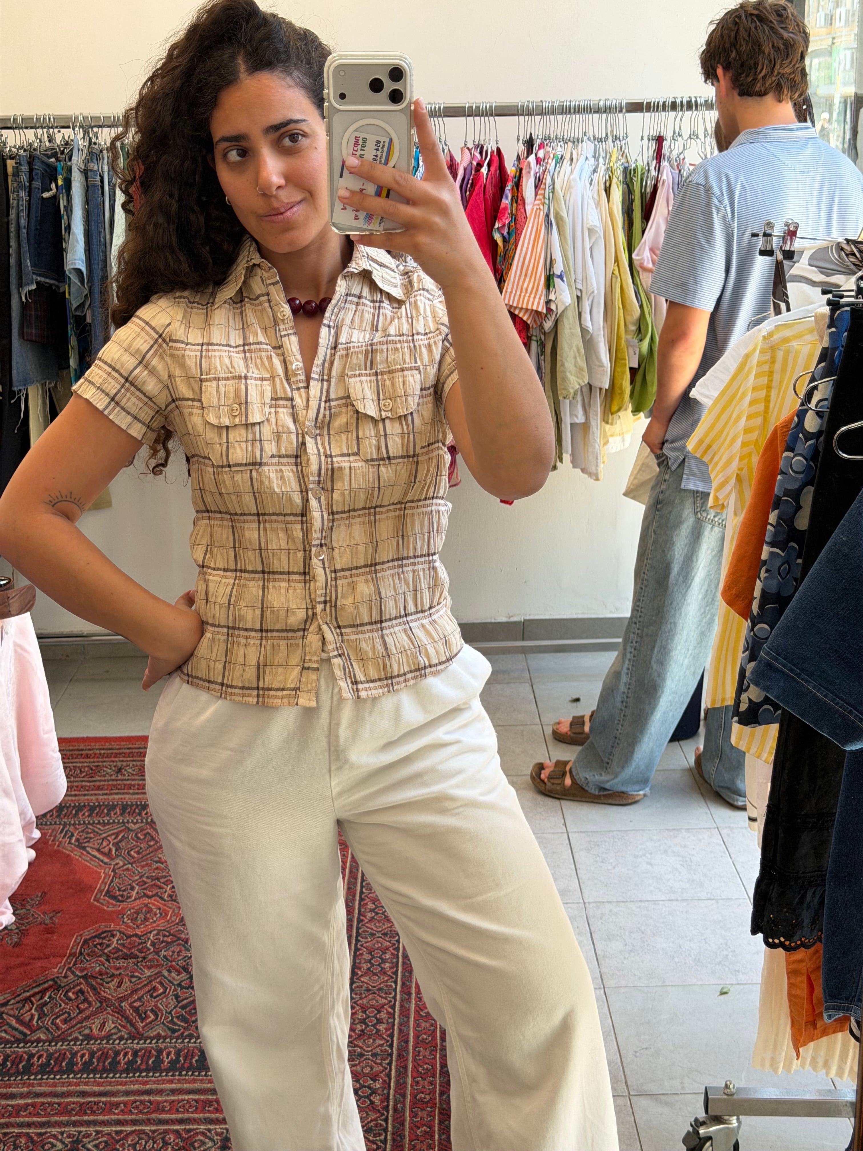 חולצה קצרה עם כיווצים בפרינט משבצות בצבע בז׳ M