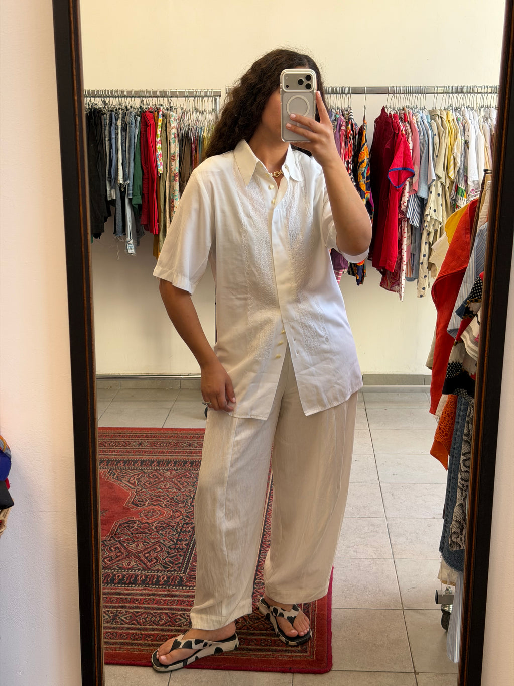 חולצה לבנה מכופתרת עם כפתורים אסימטרים L-XL