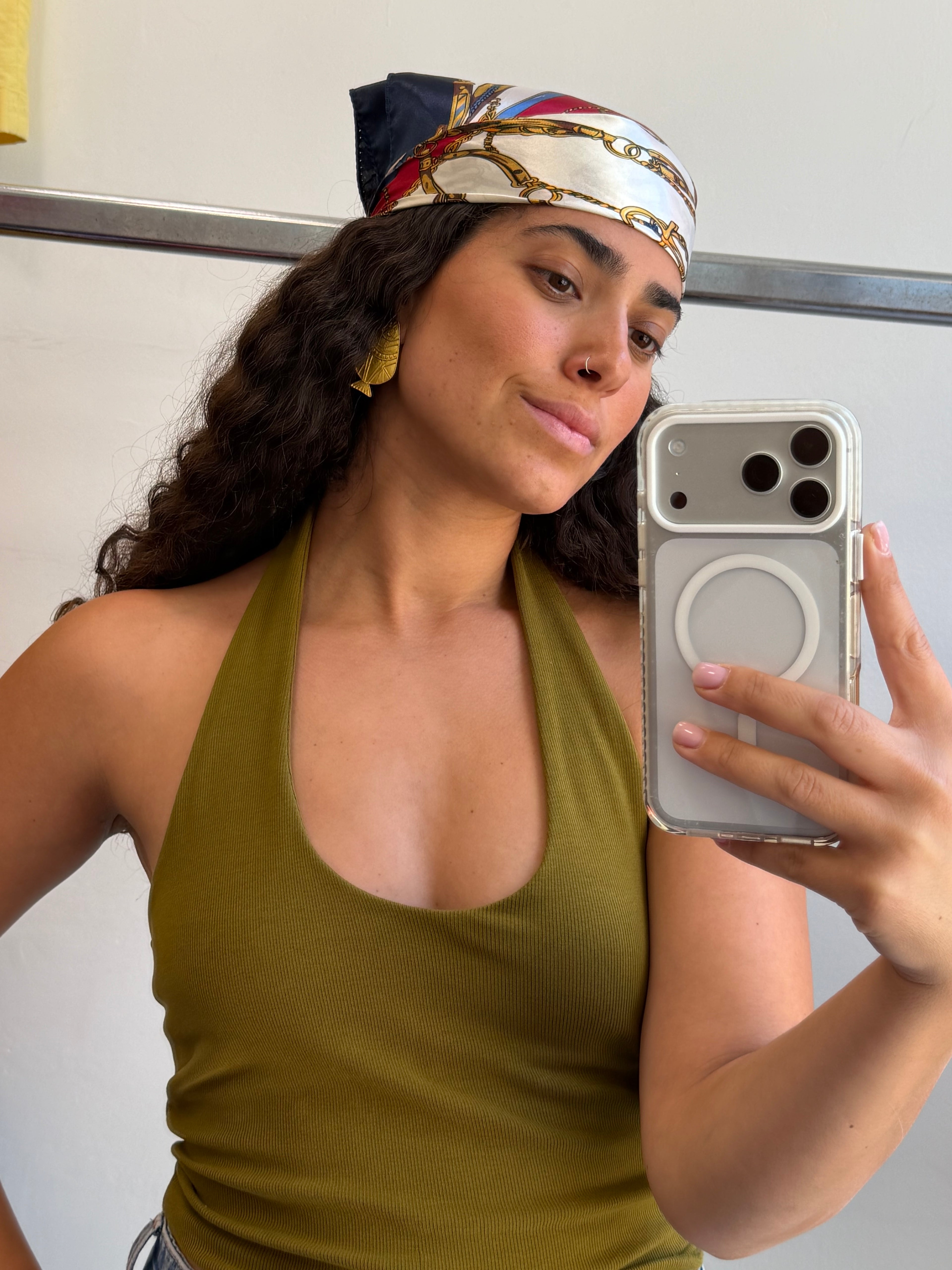 מטפחת קטנה בצבעי כחול-אדום-זהב
