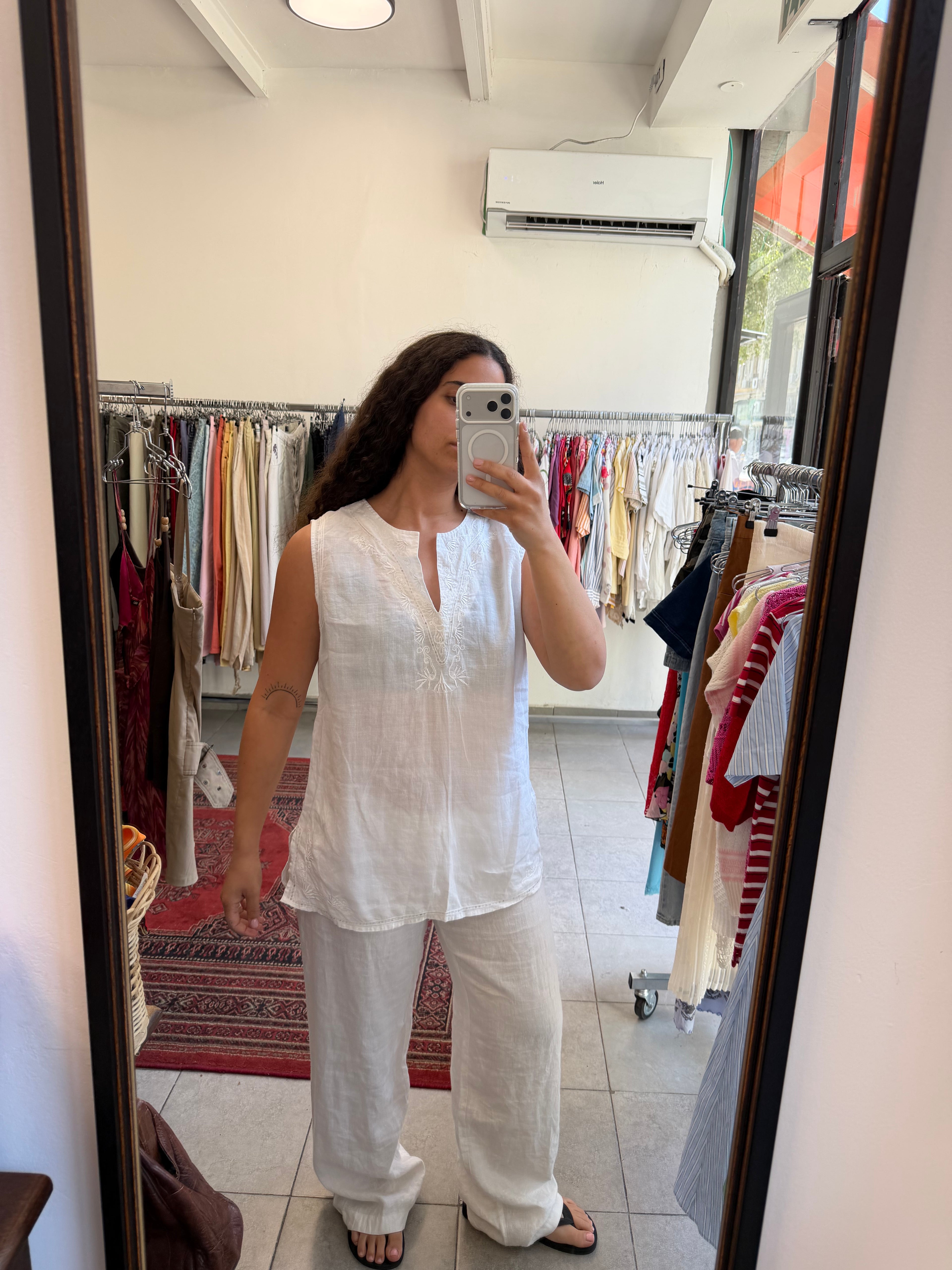 גופיית פשתן לבנה עם מפתח וי ודיטיילז חרוזים ורקמה תתאים עד L
