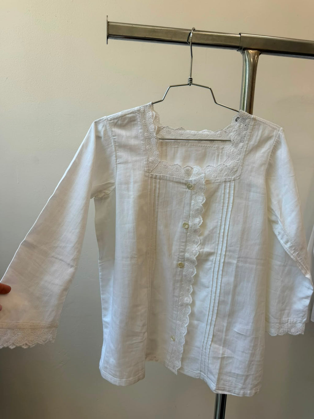 White Botton-up long sleeve shirt M-L