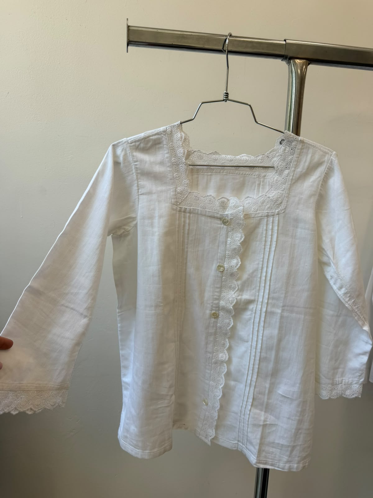 White Botton-up long sleeve shirt M-L