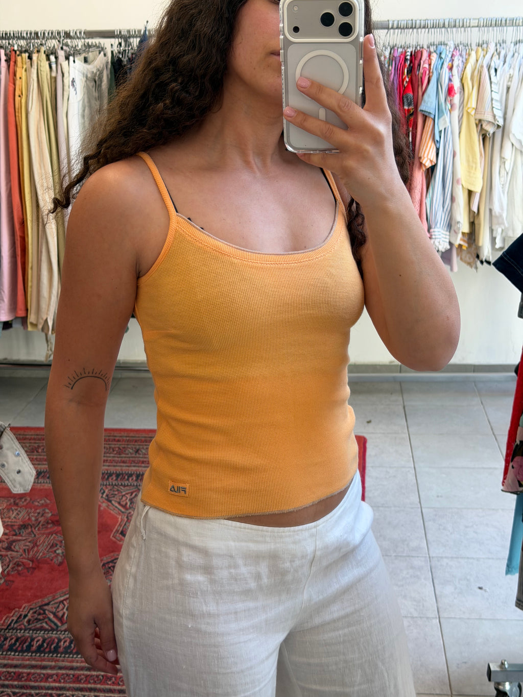 גופיה כתומה של פילה עד M