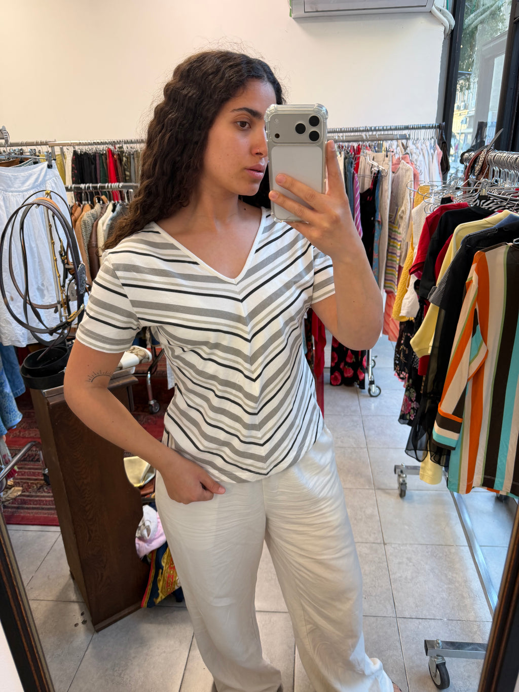 חולצה קצרה לבנה עם פסים אפורים M