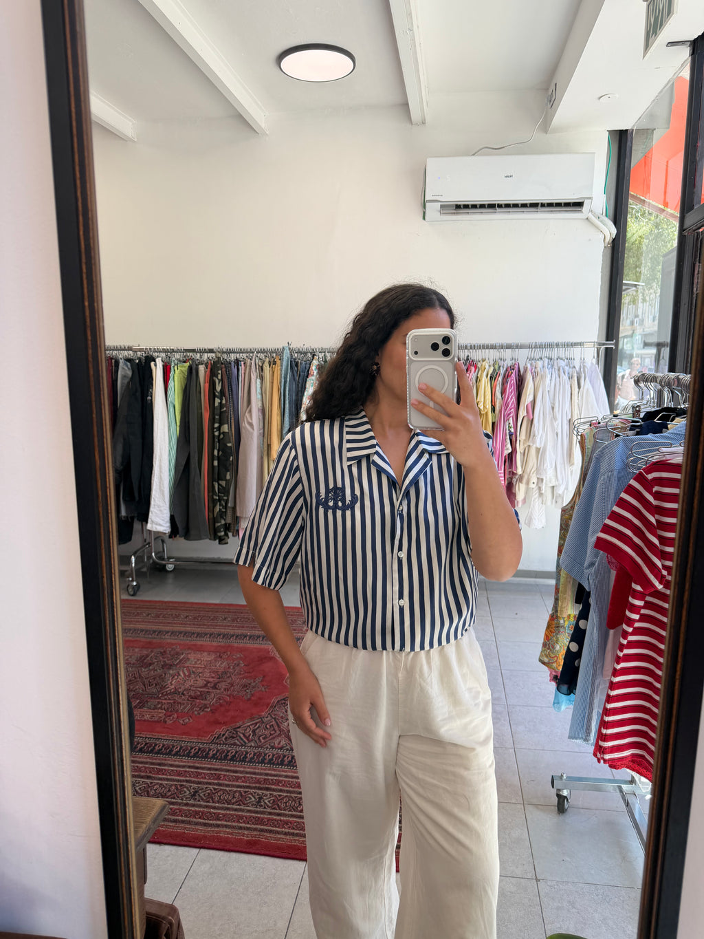 חולצה קצרה מכופתרת פסים כחולים עם עיטור רקמה עד L