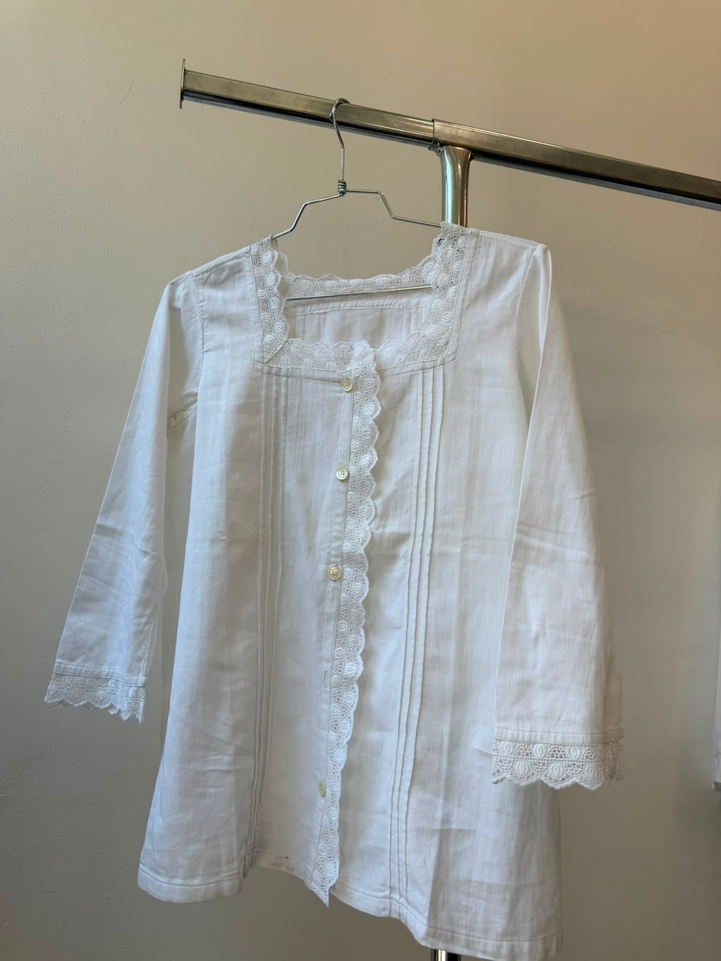 White Botton-up long sleeve shirt M-L