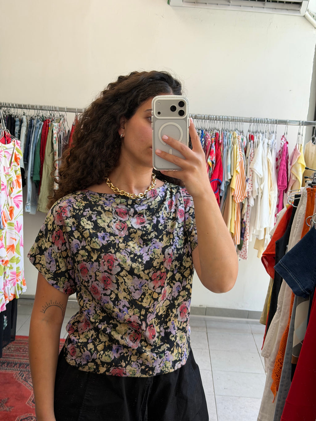 חולצה קצרה שחורה עם הדפס פרחוני ונקודות L