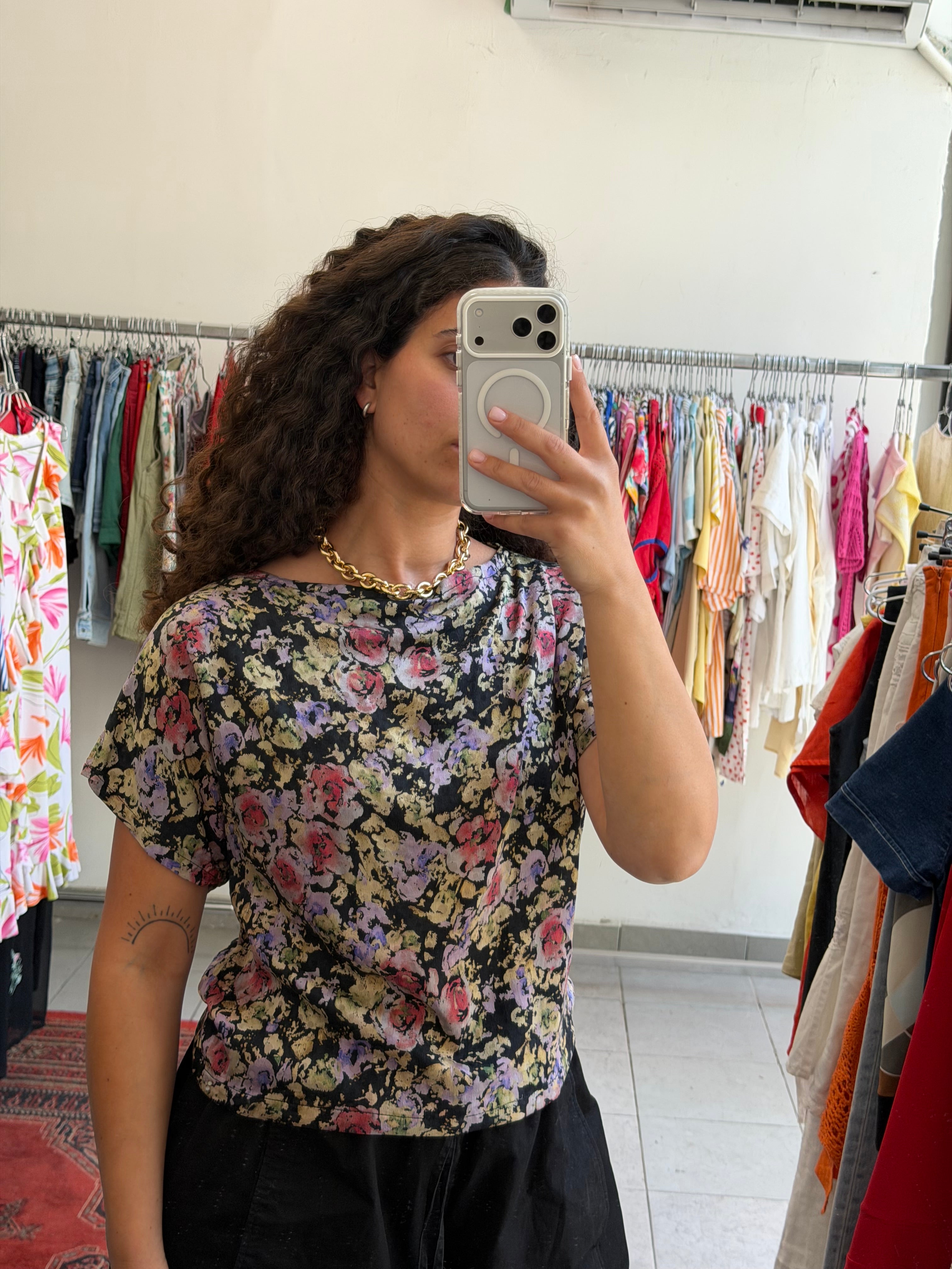 חולצה קצרה שחורה עם הדפס פרחוני ונקודות L
