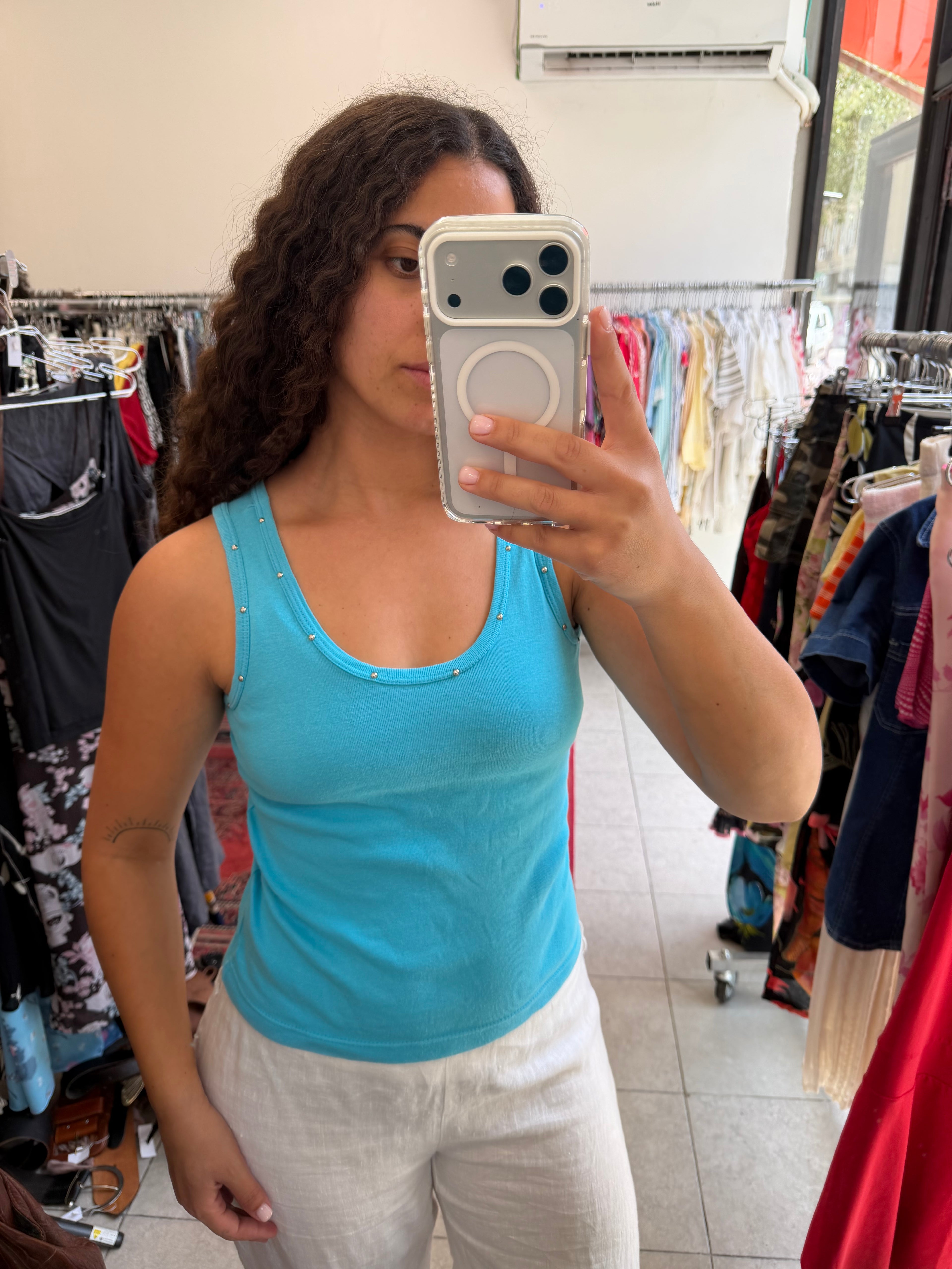 גופיה בצבע תכלת עם ניטים במפתח S-M