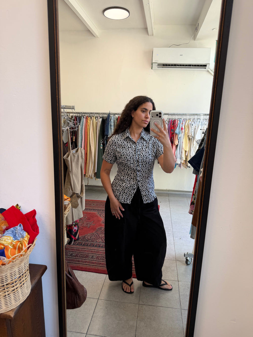 חולצה קצרה מכופתרת בצבעי שחור-לבן  עד M