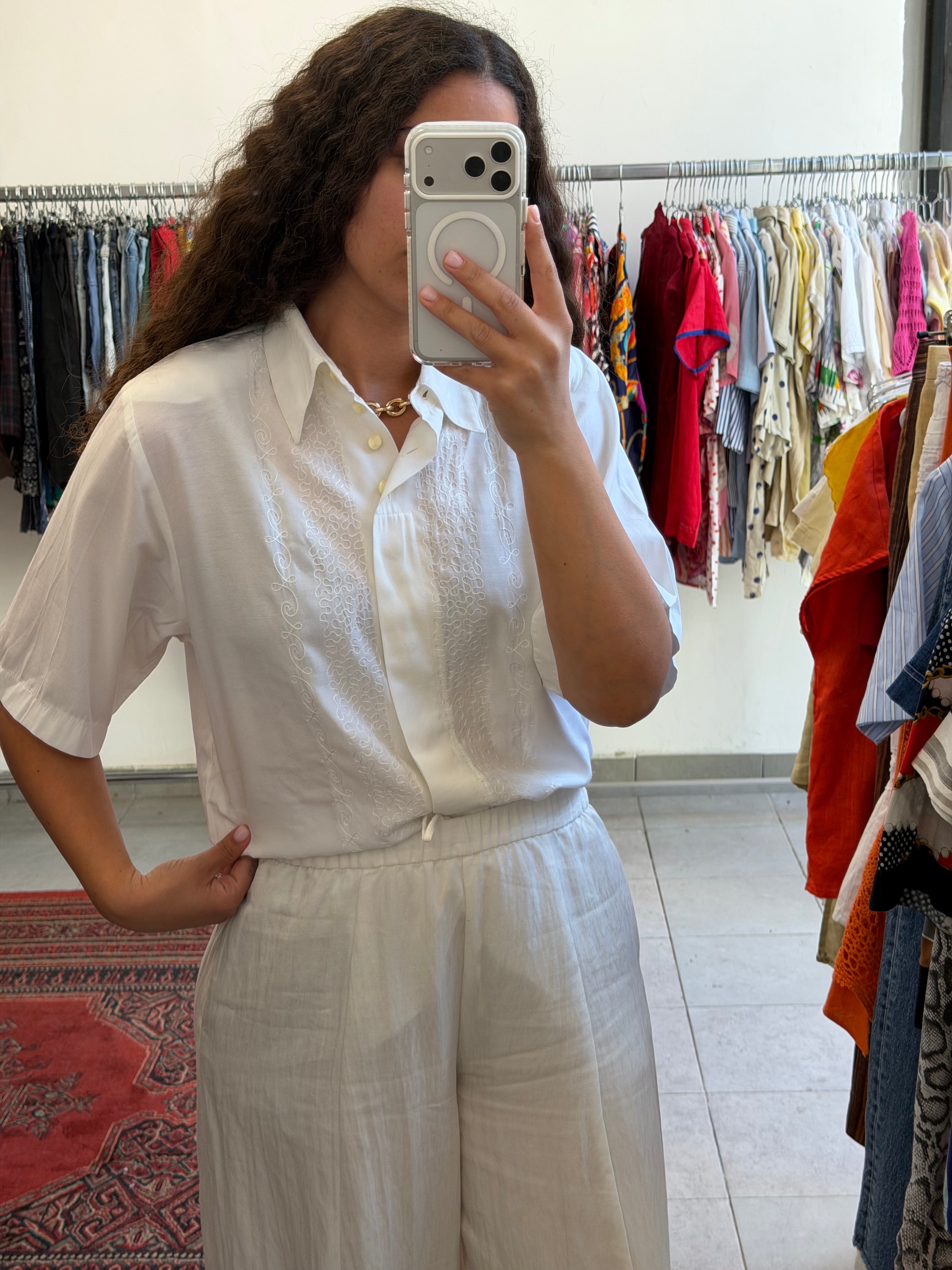 חולצה לבנה מכופתרת עם כפתורים אסימטרים L-XL