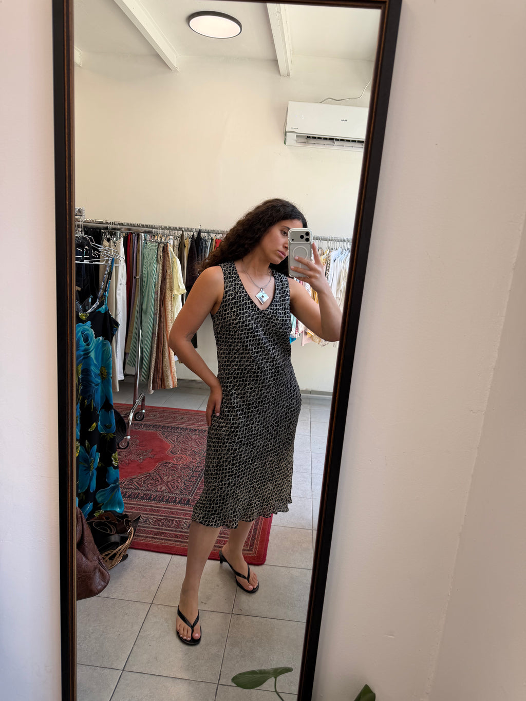 שמלה מידי שחורה עם הדפס אסימטרי L