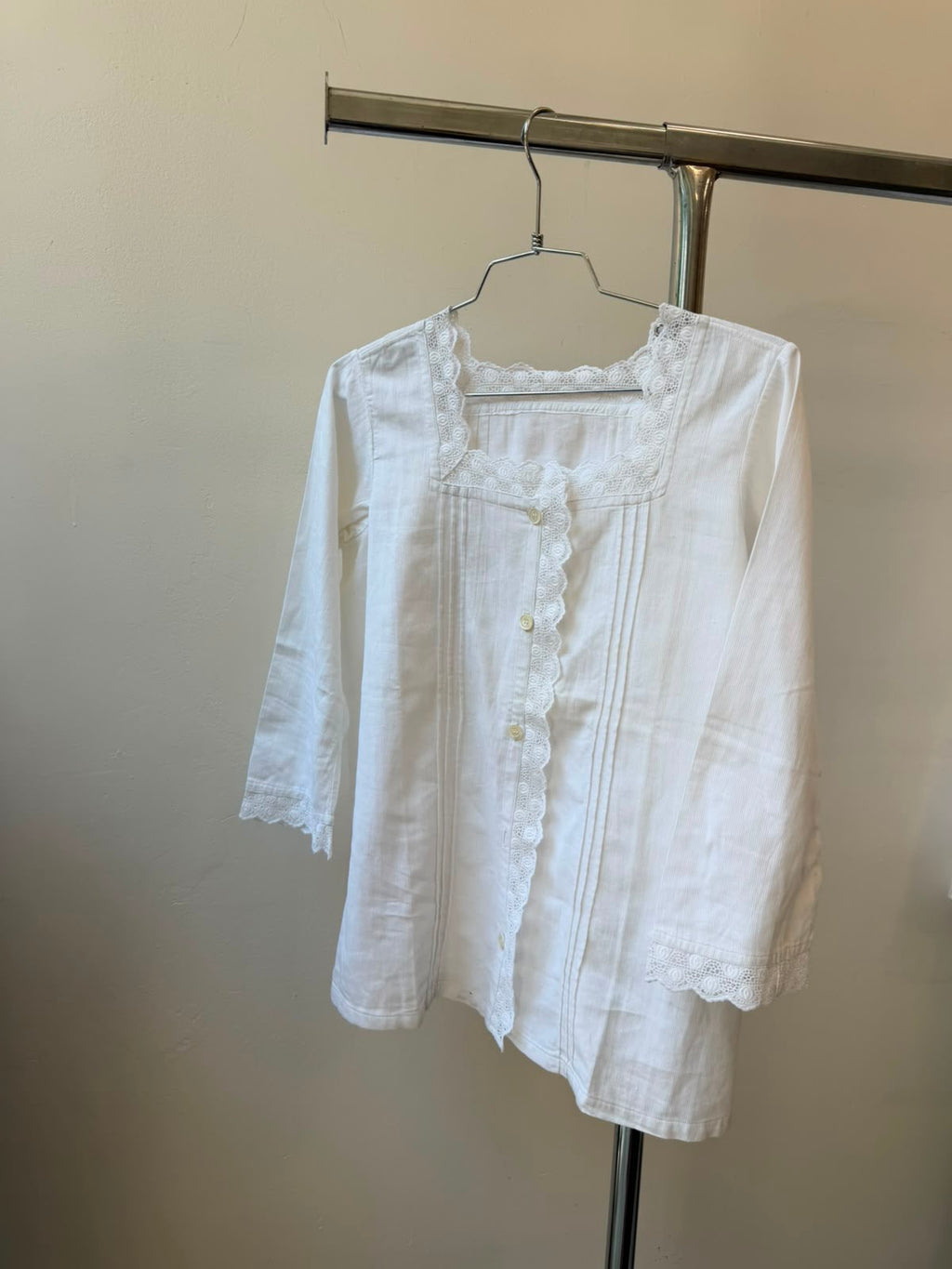 White Botton-up long sleeve shirt M-L