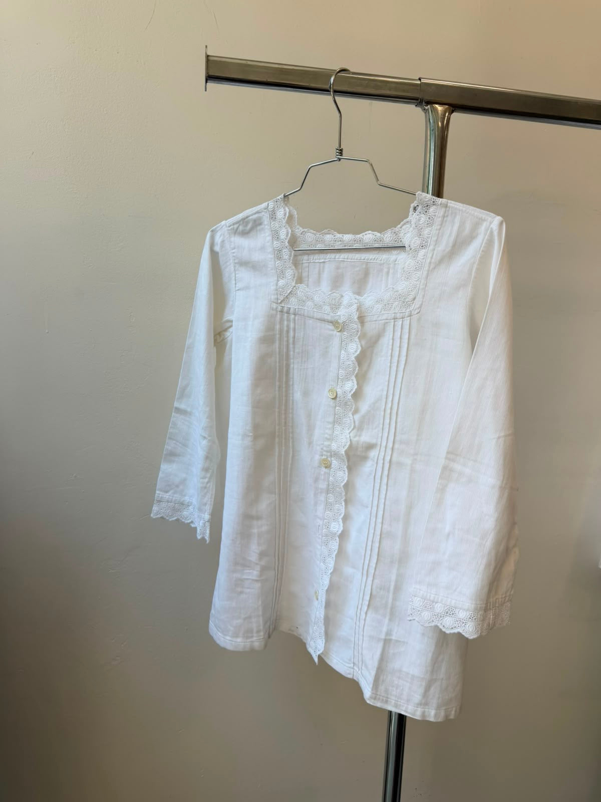 White Botton-up long sleeve shirt M-L
