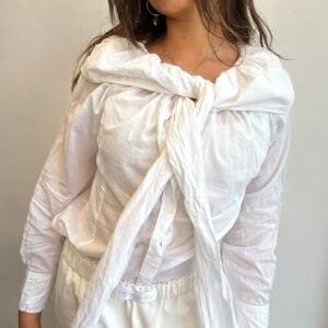 חולצה לבנה עם צווארון קשירה M