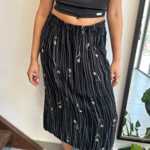 חצאית שחורה בהדפסים לבנים L