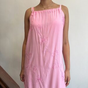 שמלה ורודה עם רקמת פרחים M